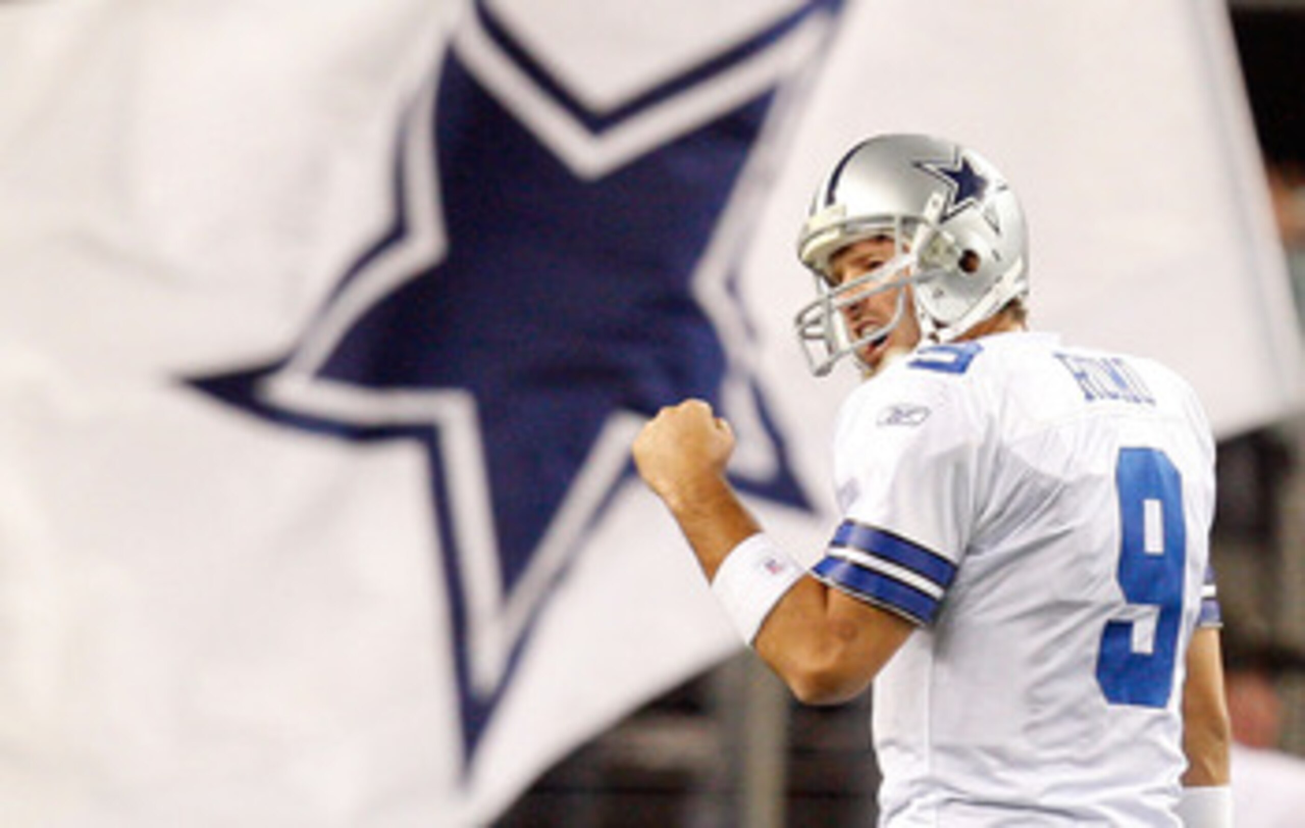ARLINGTON, TX - JANUARY 03:  Quarterback Tony Romo #9 of the Dallas Cowboys celebrates a touchdown by Felix Jones against the Philadelphia Eagles at Cowboys Stadium on January 3, 2010 in Arlington, Texas.  (Photo by Ronald Martinez/Getty Images)