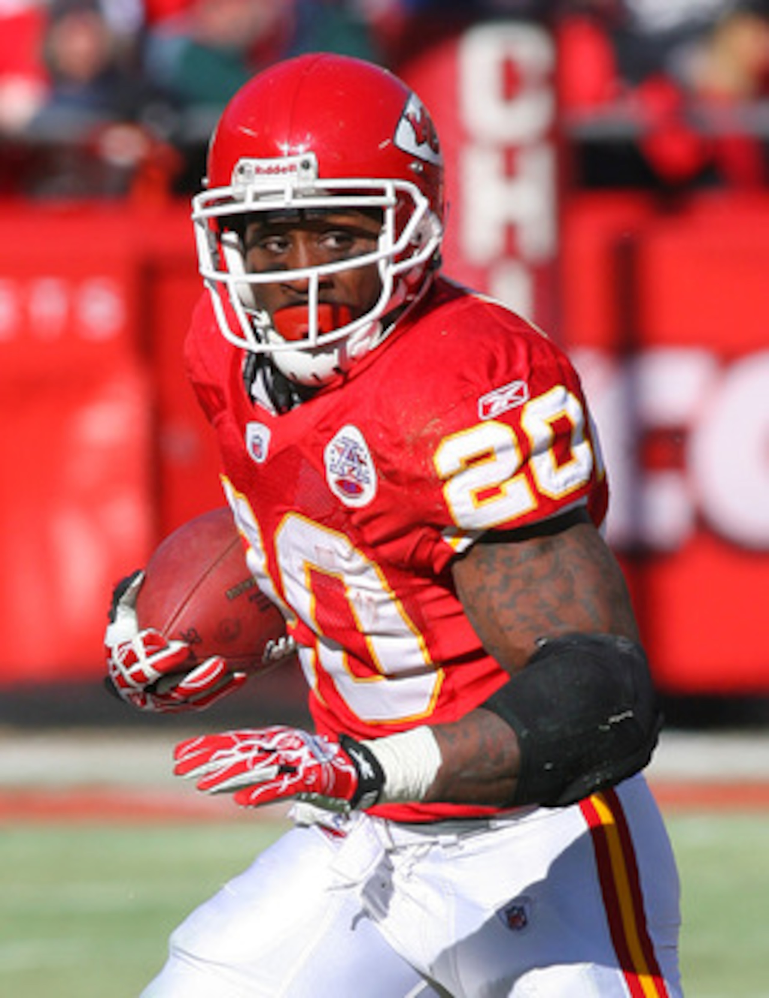 KANSAS CITY, MO - JANUARY 02:  Running back Thomas Jones #25 of the Kansas City Chiefs runs down field in a game against the Oakland Raiders at Arrowhead Stadium on January 2, 2011 in Kansas City, Missouri.  (Photo by Tim Umphrey/Getty Images)