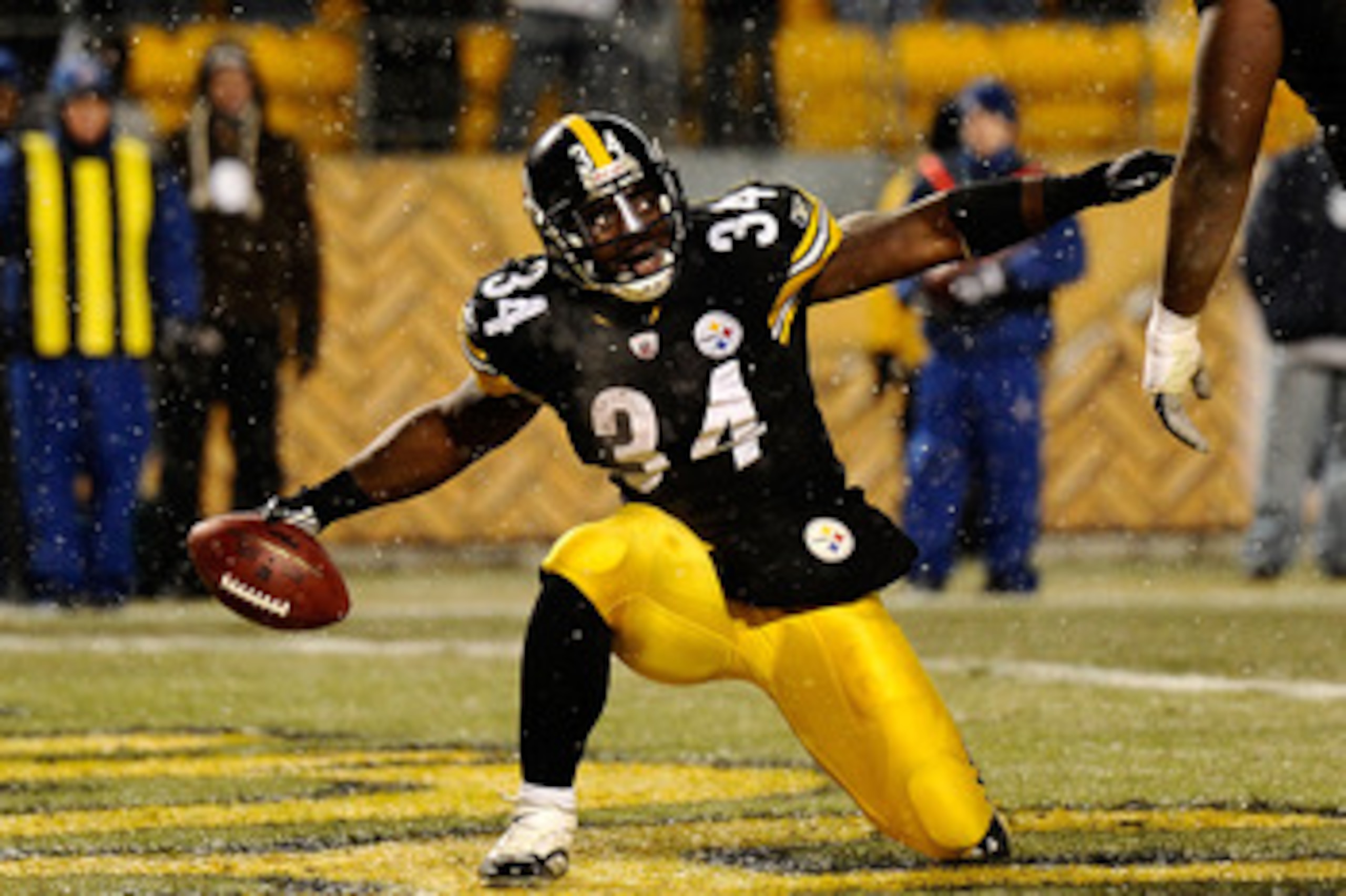 PITTSBURGH - DECEMBER 19: Rashard Mendenhall #34 of the Pittsburgh Steelers celebrates after running for a touchdown during the game against the New York Jets at Heinz Field on December 19, 2010 in Pittsburgh, Pennsylvania. (Photo by Karl Walter/Getty I PITTSBURGH - DECEMBER 19: Rashard Mendenhall #34 of the Pittsburgh Steelers celebrates after running for a touchdown during the game against the New York Jets at Heinz Field on December 19, 2010 in Pittsburgh, Pennsylvania. (Photo by Karl Walter/Getty I