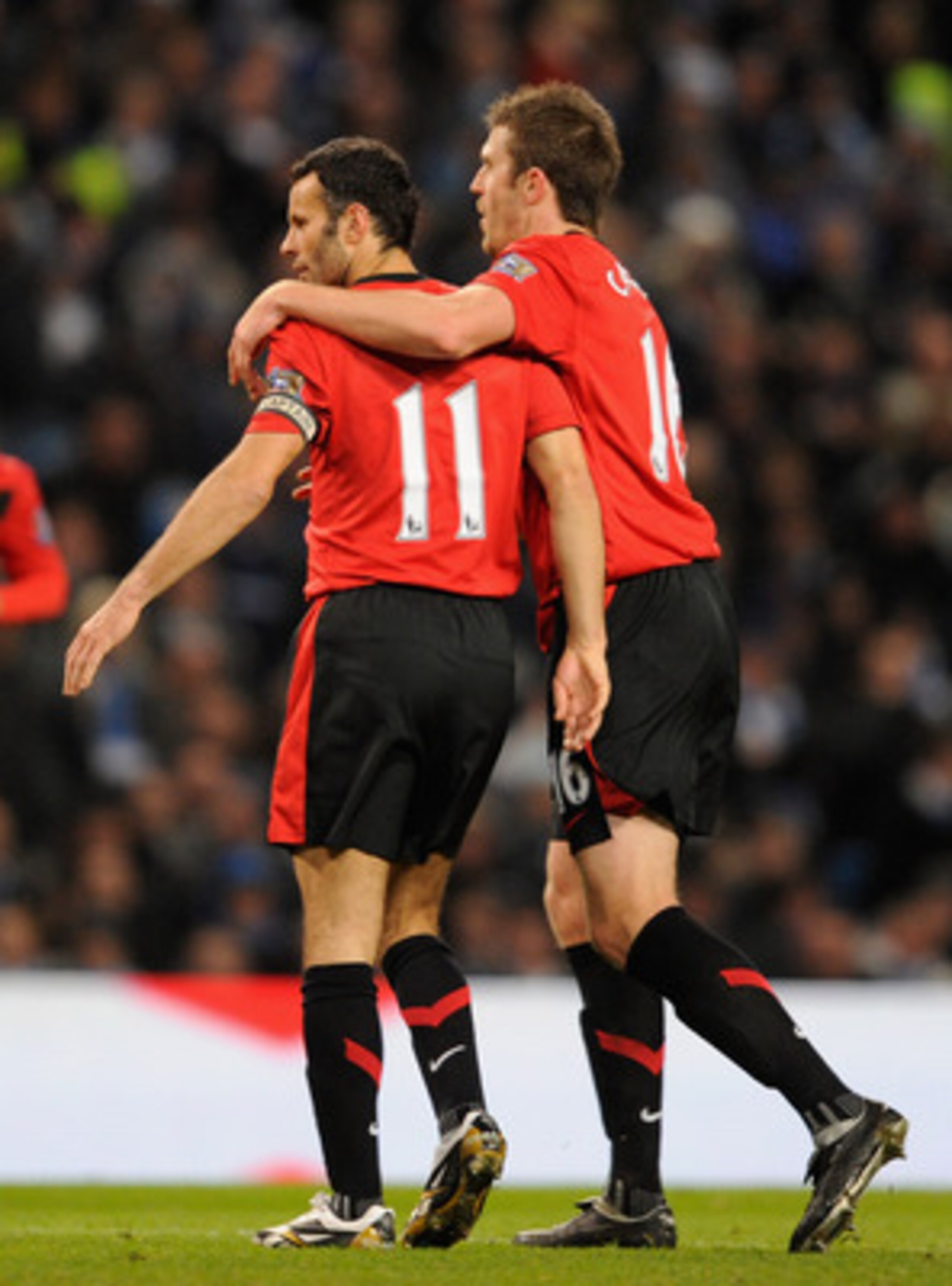 MANCHESTER, ENGLAND - JANUARY 19:  Ryan Giggs (L) of Manchester United is congratulated by team mate Michael Carrick after scoring the opening goal during the Carling Cup Semi Final match between Manchester City and Manchester United at the City of Manche