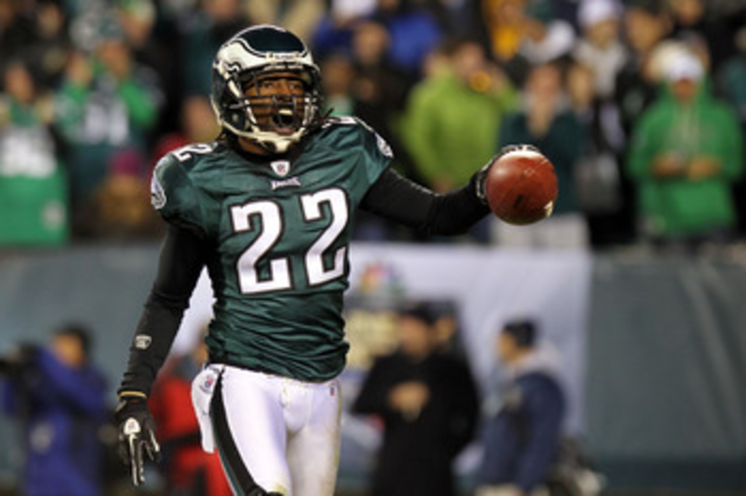 PHILADELPHIA - NOVEMBER 21: Asante Samuel #22 of the Philadelphia Eagles celebrates after an interception in the second quarter against the New York Giants at Lincoln Financial Field on November 21, 2010 in Philadelphia, Pennsylvania. (Photo by Nick Lah PHILADELPHIA - NOVEMBER 21: Asante Samuel #22 of the Philadelphia Eagles celebrates after an interception in the second quarter against the New York Giants at Lincoln Financial Field on November 21, 2010 in Philadelphia, Pennsylvania. (Photo by Nick Lah