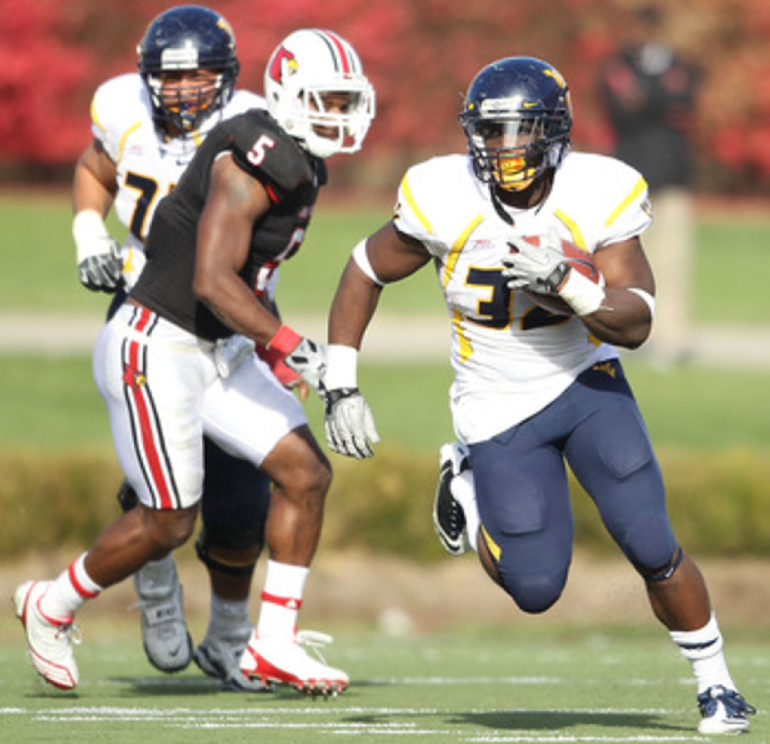 LOUISVILLE, KY - NOVEMBER 20:  Ryan Clarke #32 of the West Virginia Mountaineers runs with the ball during the Big East Conference game against the Louisville Cardinals at Papa John's Cardinal Stadium on November 20, 2010 in Louisville, Kentucky.  (Photo 