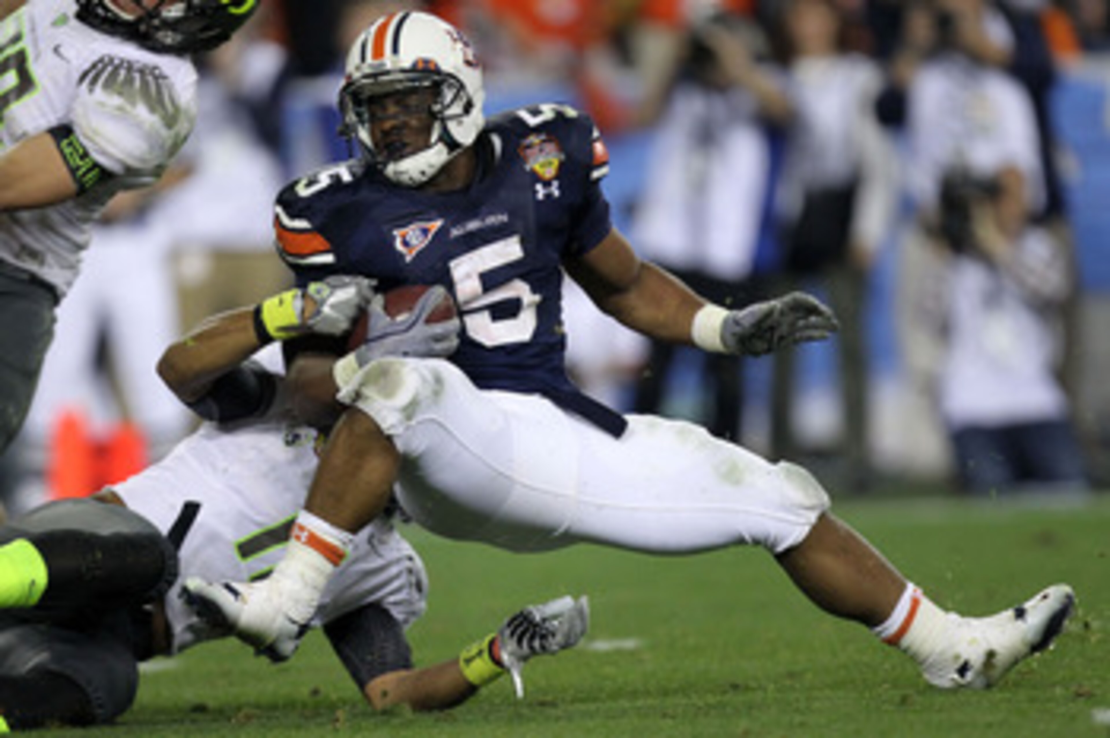 GLENDALE, AZ - JANUARY 10: Michael Dyer #5 of the Auburn Tigers runs the ball for 16-yards and is called down at the one-yardline with 10 seconds remaining in the fourth quarter against the Oregon Ducks during the Tostitos BCS National Championship Game GLENDALE, AZ - JANUARY 10: Michael Dyer #5 of the Auburn Tigers runs the ball for 16-yards and is called down at the one-yardline with 10 seconds remaining in the fourth quarter against the Oregon Ducks during the Tostitos BCS National Championship Game