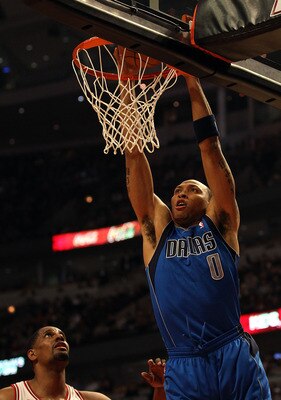 CHICAGO, IL - JANUARY 20: Shawn Marion #0 of the Dallas Mavericks dunks the ball over Kurt Thomas #40 of the Chicago Bulls at the United Center on January 20, 2011 in Chicago, Illinois. NOTE TO USER: User expressly acknowledges and agrees that, by downloa