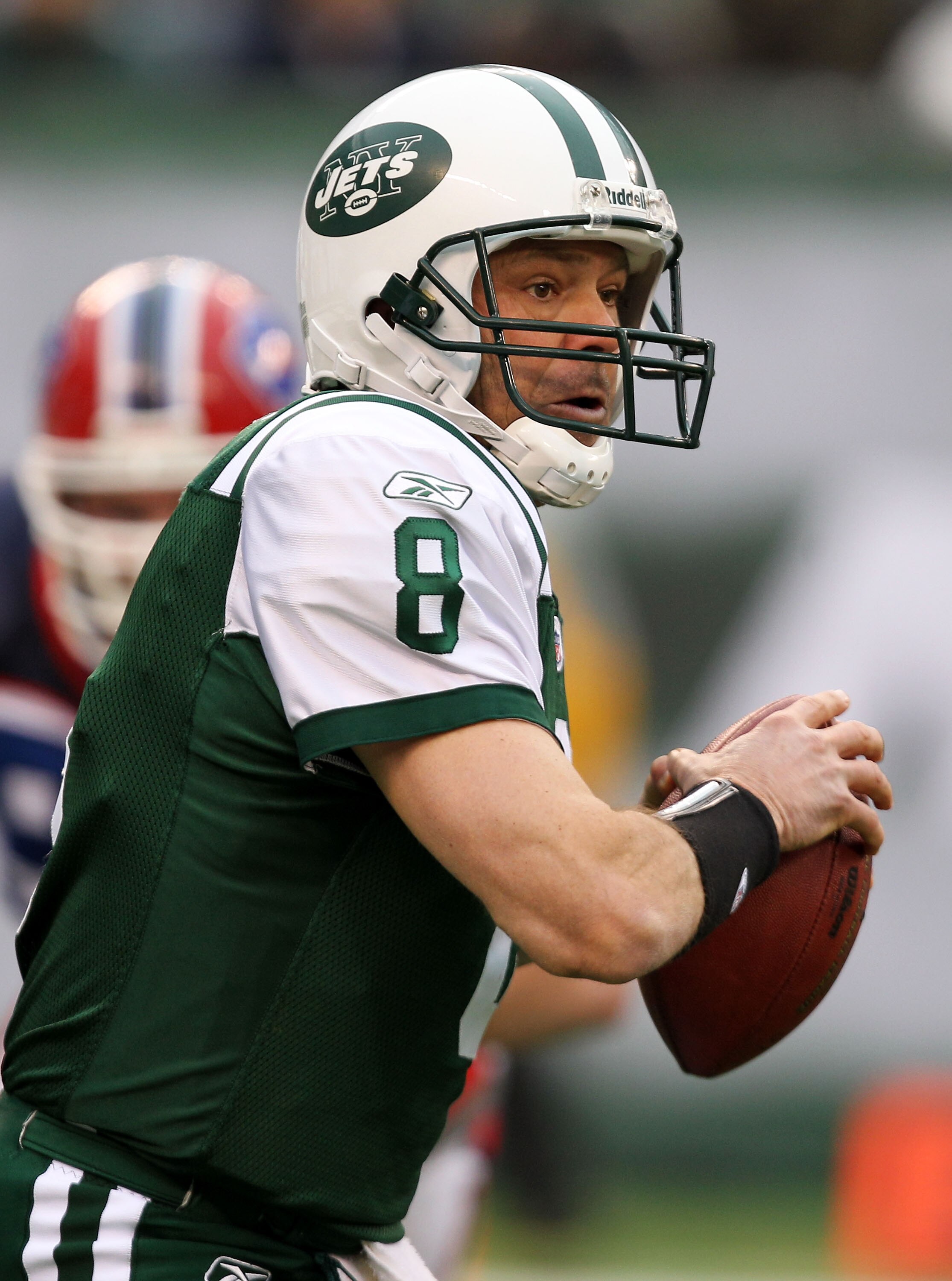 EAST RUTHERFORD, NJ - JANUARY 02:  Mark Brunell #8 of the New York Jets prepares to throw against the Buffalo Bills at New Meadowlands Stadium on January 2, 2011 in East Rutherford, New Jersey.  (Photo by Michael Heiman/Getty Images)