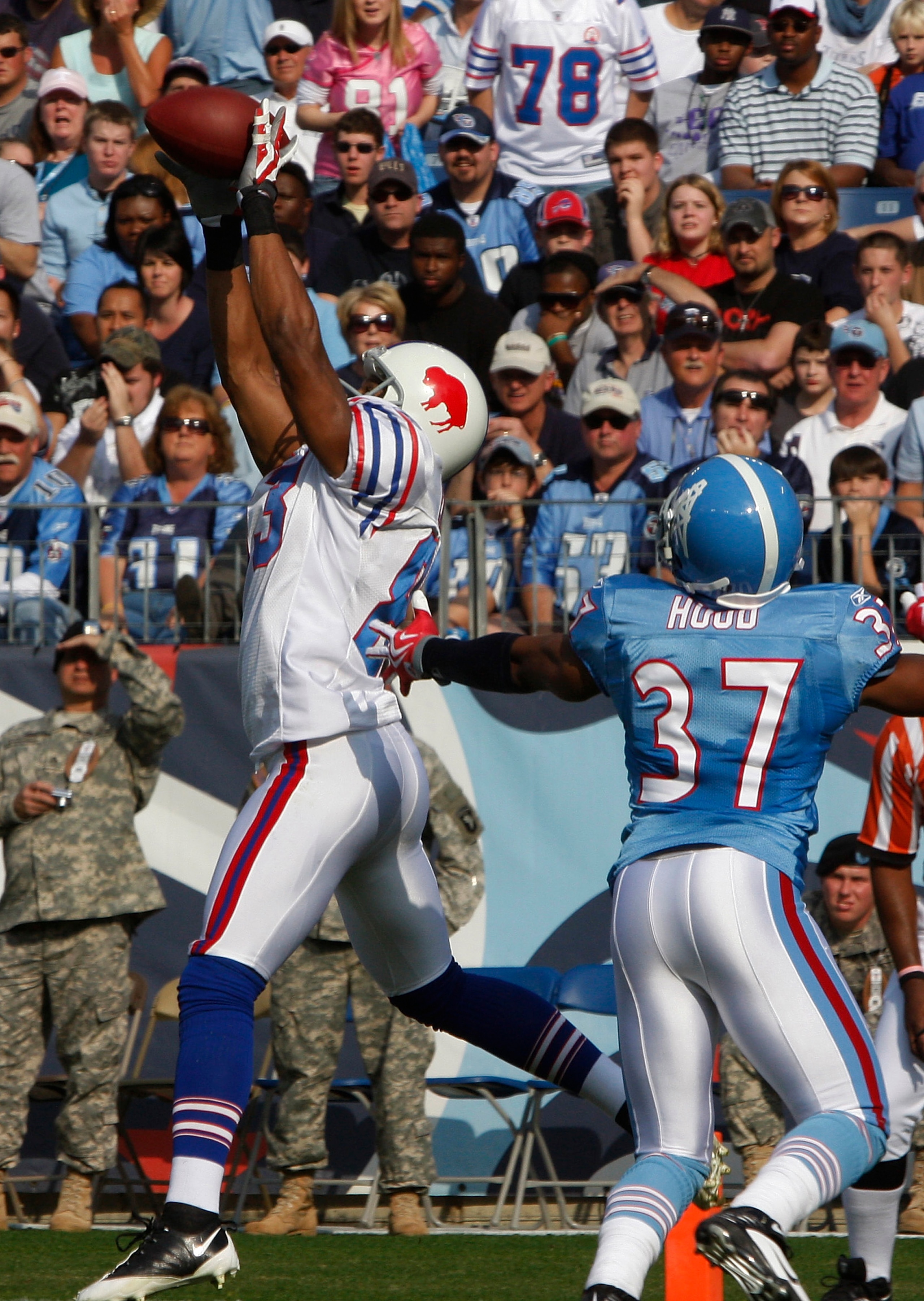 NASHVILLE, TN - NOVEMBER 15: Lee Evans #83 of the Buffalo Bills makes the touchdown catch under pressure from Rod Hood  #37 of the Tennessee Titans in their NFL game at LP Field on November 15, 2009 in Nashville, Tennessee.    (Photo by John Sommers II/Ge