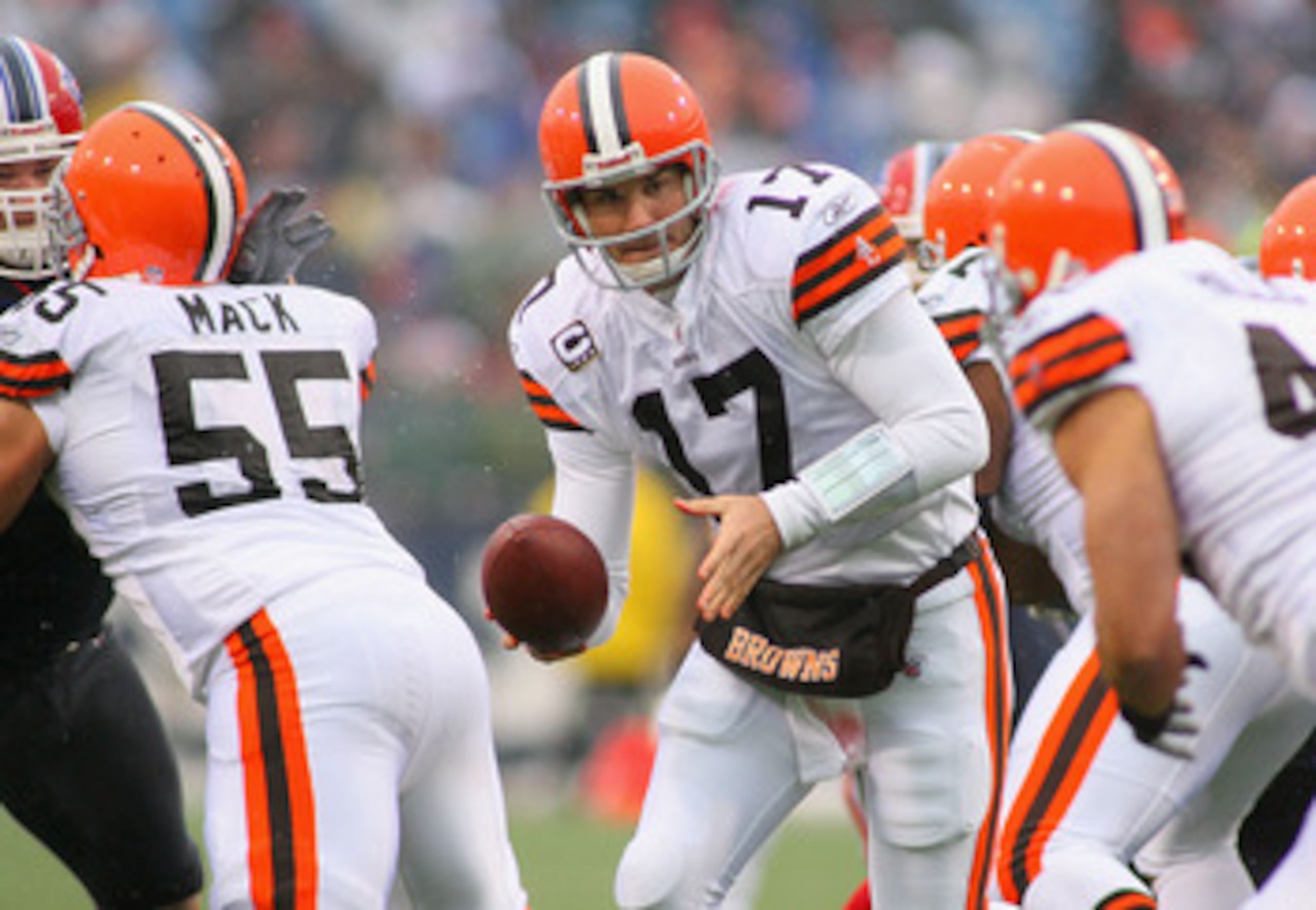 ORCHARD PARK, NY - DECEMBER 12:  Jake Delhomme #17 of the Cleveland Browns readies to hand off to Peyton Hillis #40  against the Buffalo Bills  at Ralph Wilson Stadium on December 12, 2010 in Orchard Park, New York.  (Photo by Rick Stewart/Getty Images)
