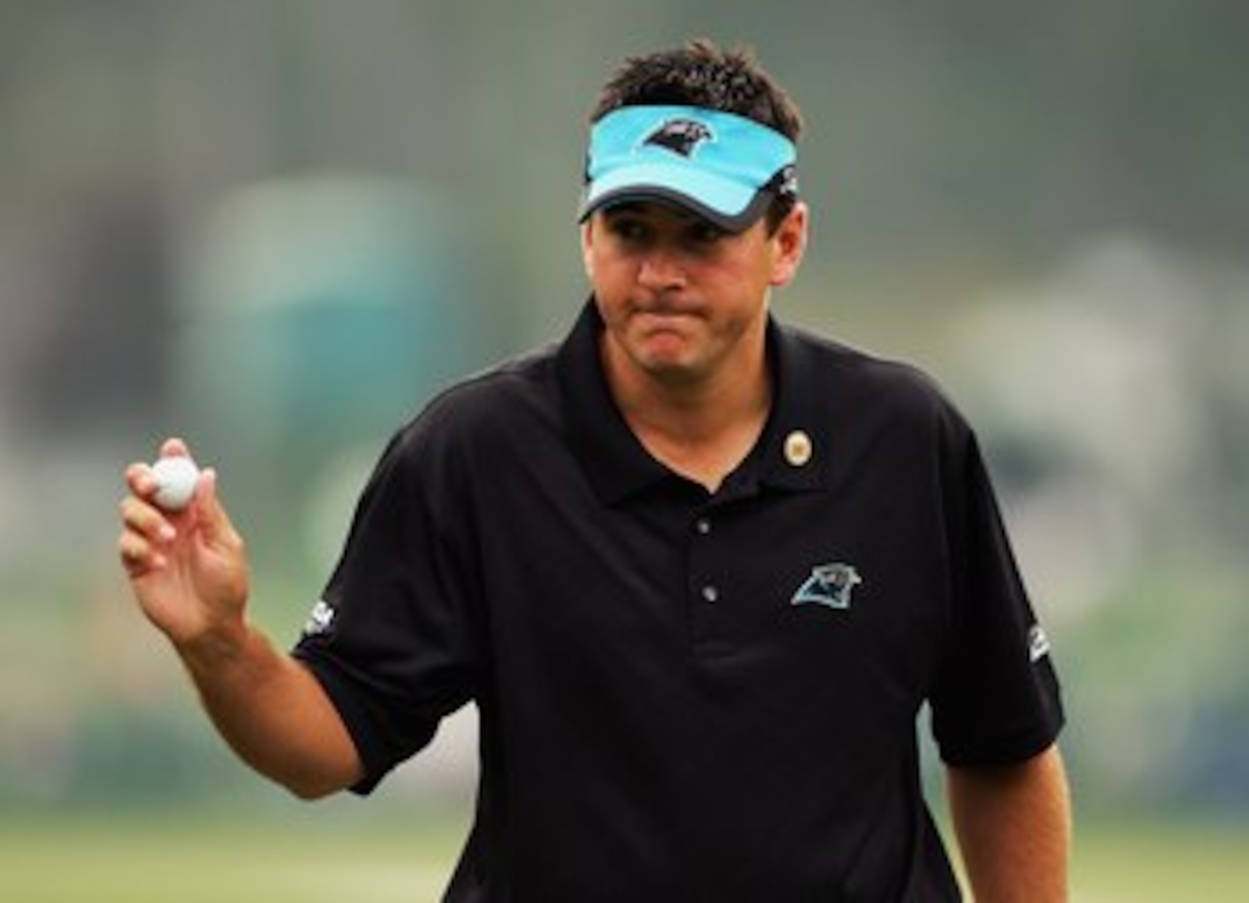 AUGUSTA, GA - APRIL 07:  Ben Curtis acknowledges the crowd after putting out on th first green during the second round of The Masters at the Augusta National Golf Club on April 7, 2006 in Augusta, Georgia.  (Photo by Andrew Redington/Getty Images)