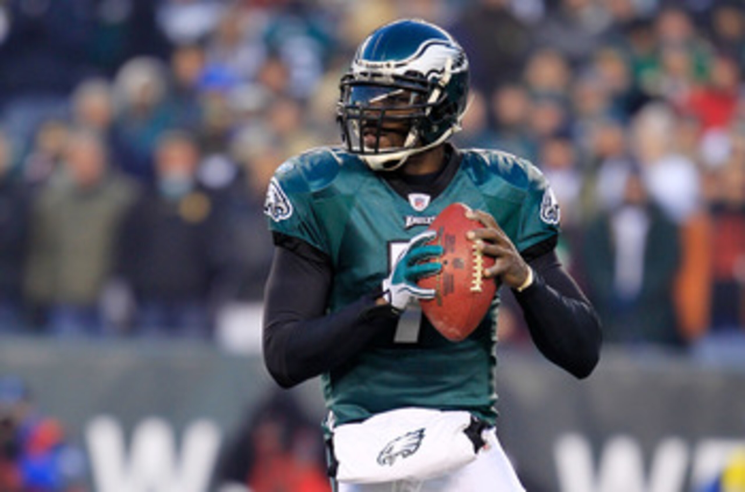 PHILADELPHIA, PA - JANUARY 09: Michael Vick #7 of the Philadelphia Eagles drops back against the Green Bay Packers during the 2011 NFC wild card playoff game at Lincoln Financial Field on January 9, 2011 in Philadelphia, Pennsylvania. (Photo by Chris Tr PHILADELPHIA, PA - JANUARY 09: Michael Vick #7 of the Philadelphia Eagles drops back against the Green Bay Packers during the 2011 NFC wild card playoff game at Lincoln Financial Field on January 9, 2011 in Philadelphia, Pennsylvania. (Photo by Chris Tr