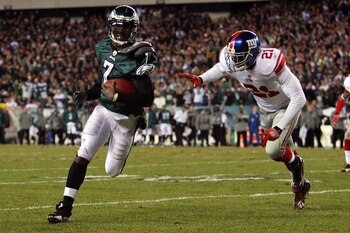 PHILADELPHIA - NOVEMBER 21:  Michael Vick #7 of the Philadelphia Eagles runs for a touchdown against Kenny Phillips #21 of the New York Giants in the first quarter at Lincoln Financial Field on November 21, 2010 in Philadelphia, Pennsylvania.  (Photo by M