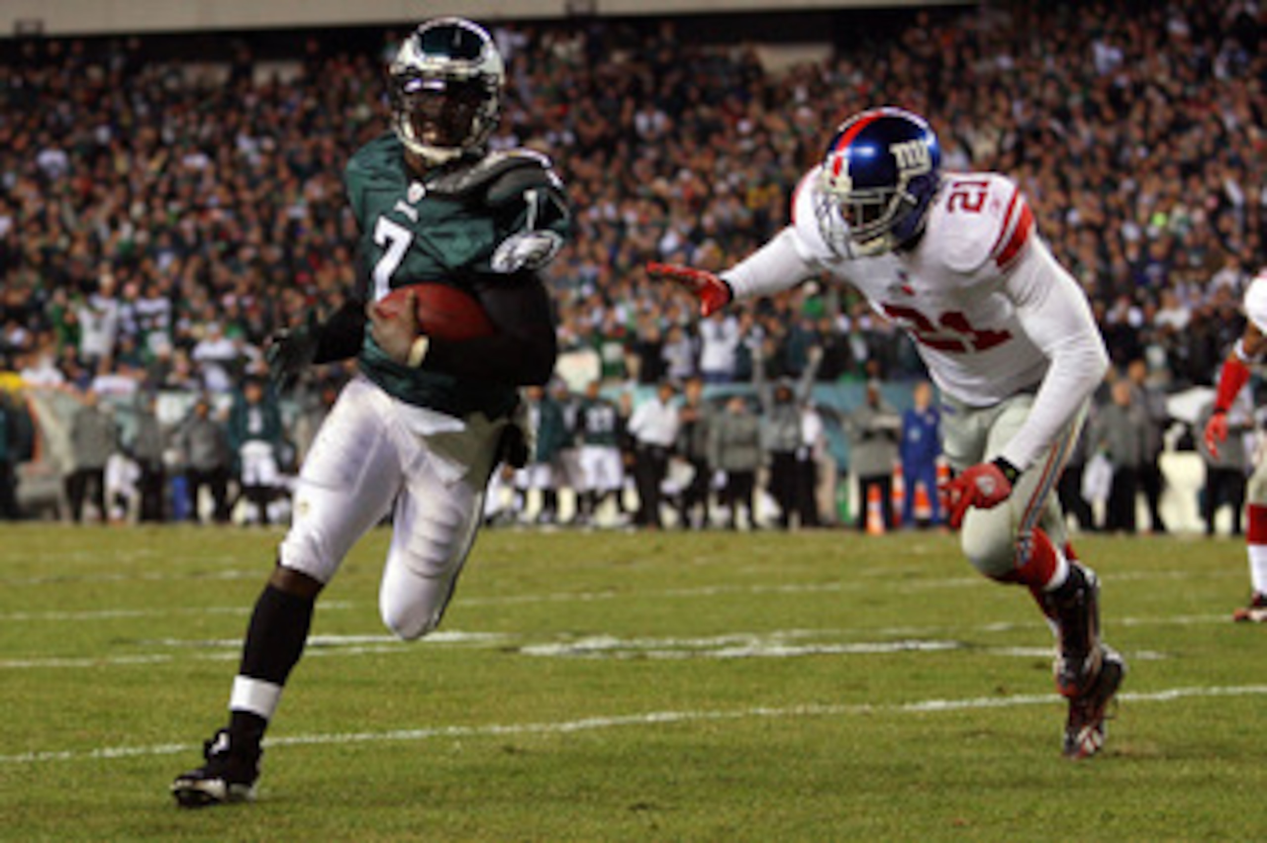 PHILADELPHIA - NOVEMBER 21: Michael Vick #7 of the Philadelphia Eagles runs for a touchdown against Kenny Phillips #21 of the New York Giants in the first quarter at Lincoln Financial Field on November 21, 2010 in Philadelphia, Pennsylvania. (Photo by M PHILADELPHIA - NOVEMBER 21: Michael Vick #7 of the Philadelphia Eagles runs for a touchdown against Kenny Phillips #21 of the New York Giants in the first quarter at Lincoln Financial Field on November 21, 2010 in Philadelphia, Pennsylvania. (Photo by M