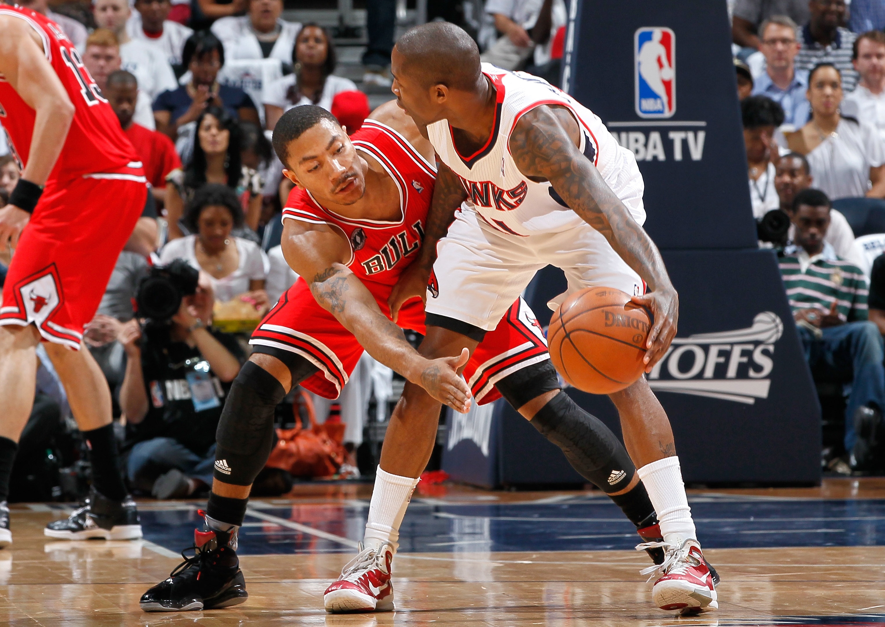 ATLANTA, GA - MAY 12:  Derrick Rose #1 of the Chicago Bulls defends against Jamal Crawford #11 of the Atlanta Hawks in Game Six of the Eastern Conference Semifinals in the 2011 NBA Playoffs at Phillips Arena on May 12, 2011 in Atlanta, Georgia.  NOTE TO U