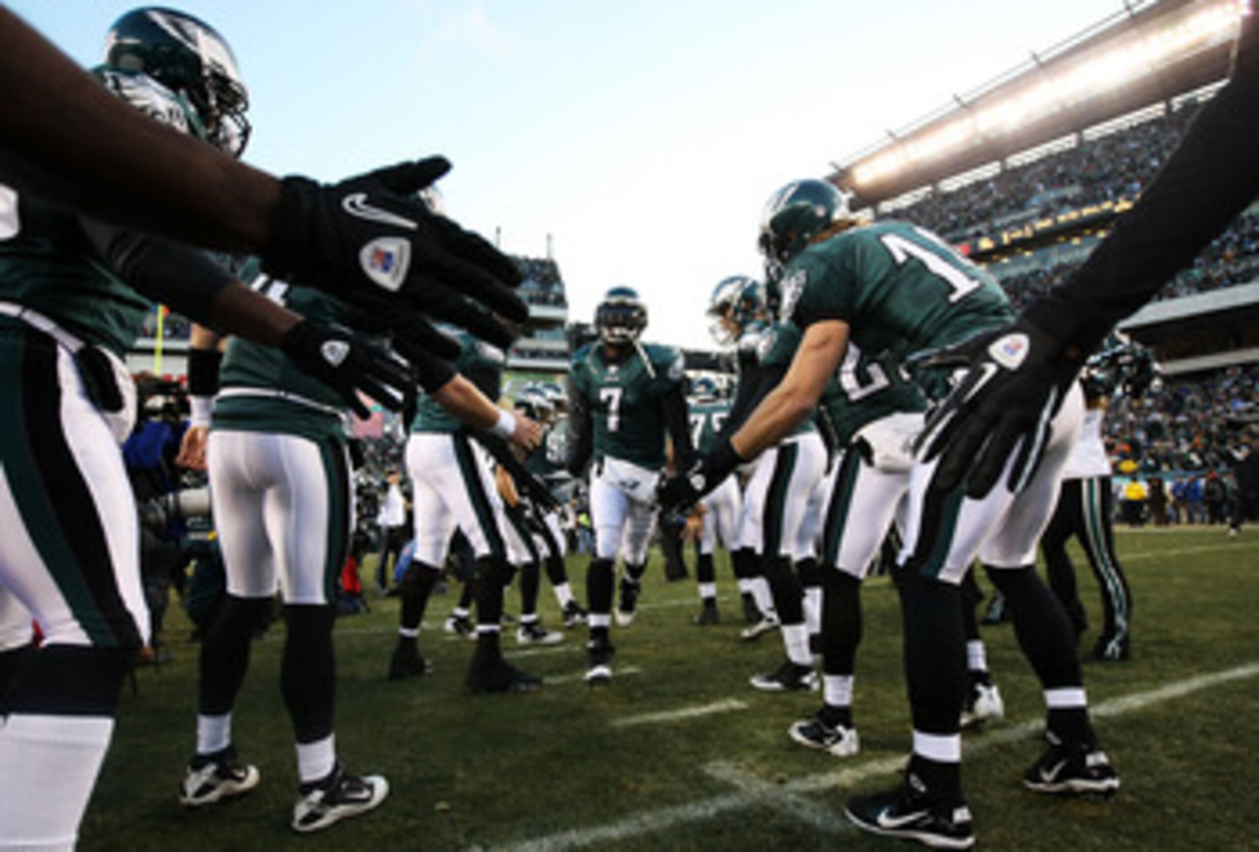 PHILADELPHIA, PA - JANUARY 09: Michael Vick #7 of the Philadelphia Eagles takes the field before playing against the Green Bay Packers in the 2011 NFC wild card playoff game at Lincoln Financial Field on January 9, 2011 in Philadelphia, Pennsylvania. (P PHILADELPHIA, PA - JANUARY 09: Michael Vick #7 of the Philadelphia Eagles takes the field before playing against the Green Bay Packers in the 2011 NFC wild card playoff game at Lincoln Financial Field on January 9, 2011 in Philadelphia, Pennsylvania. (P