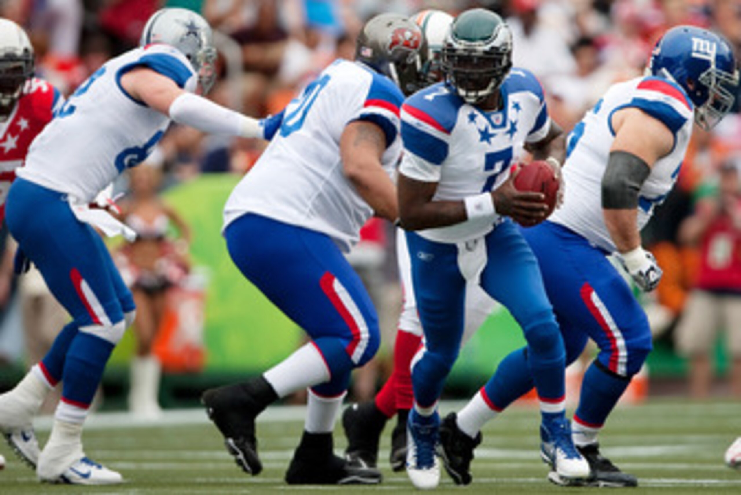 HONOLULU - JANUARY 30: Michael Vick #7 of the NFC Philadelphia Eagles looks for an open receiver during the 2011 NFL Pro Bowl at Aloha Stadium on January 30, 2011 in Honolulu, Hawaii. NFC won 55-41 over the AFC. (Photo by Kent Nishimura/Getty Images) HONOLULU - JANUARY 30: Michael Vick #7 of the NFC Philadelphia Eagles looks for an open receiver during the 2011 NFL Pro Bowl at Aloha Stadium on January 30, 2011 in Honolulu, Hawaii. NFC won 55-41 over the AFC. (Photo by Kent Nishimura/Getty Images)