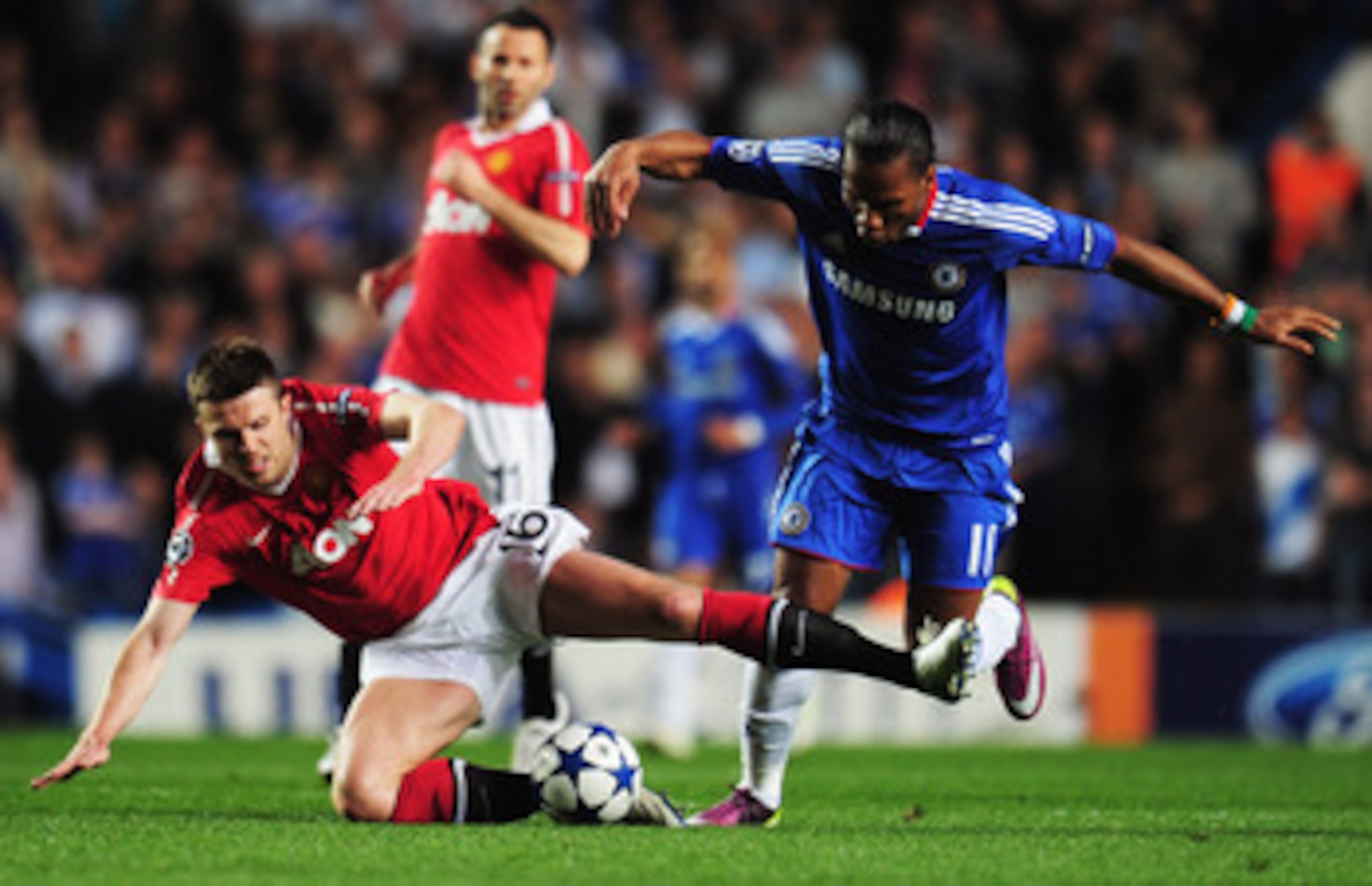 LONDON, ENGLAND - APRIL 06:  Michael Carrick of Manchester United battles with Didier Drogba of Chelsea during the UEFA Champions League quarter final first leg match between Chelsea and Manchester United at Stamford Bridge on April 6, 2011 in London, Eng