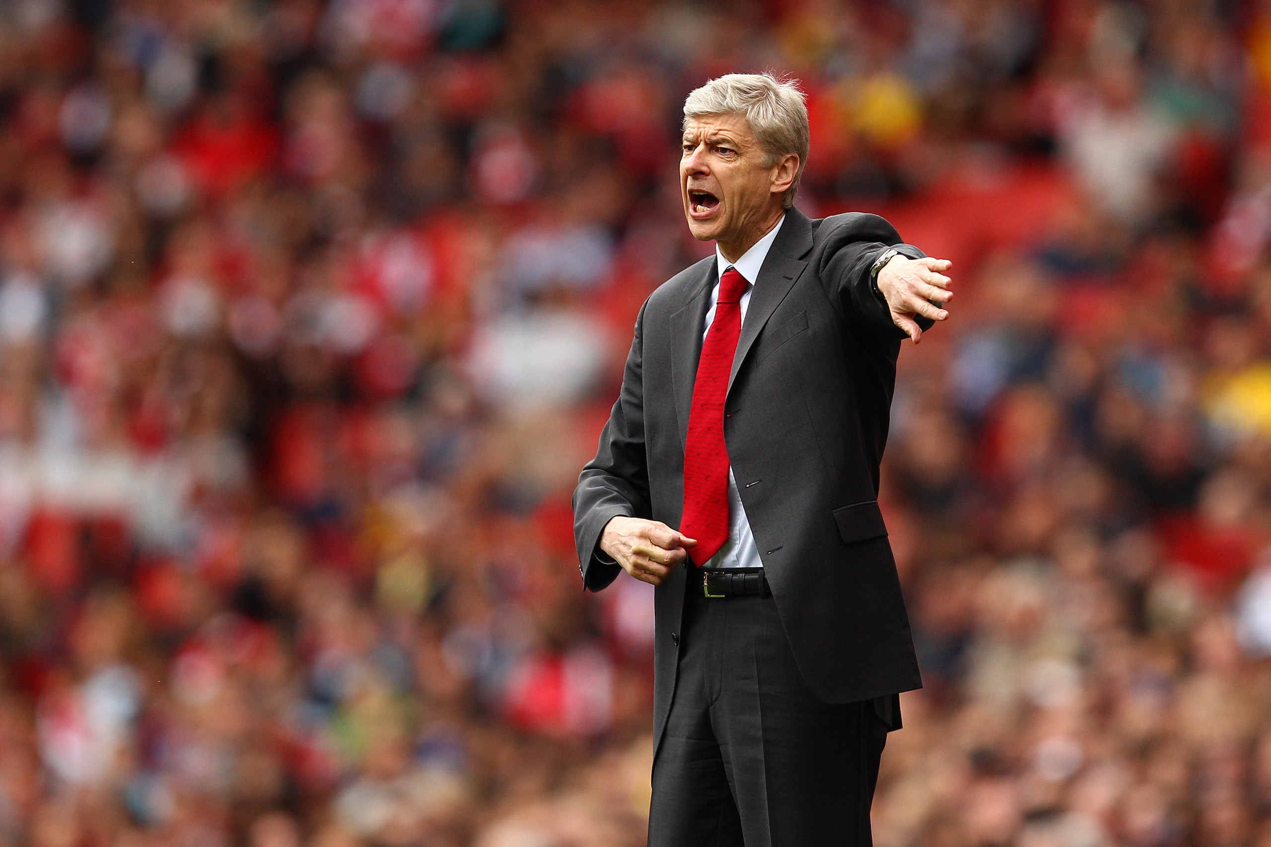 LONDON, ENGLAND - MAY 15:  Arsene Wenger manager of Arsenal issues instructions to his players during the Barclays Premier League match between Arsenal and Aston Villa at the Emirates Stadium on May 15, 2011 in London, England.  (Photo by Richard Heathcot