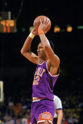 INGLEWOOD, CA - 1988:  Larry Nance #22 of the Phoenix Suns looks to pass against the Los Angeles Lakers during the game at the Great Western Forum in Inglewood, California. (Photo by Mike Powell/Getty Images)