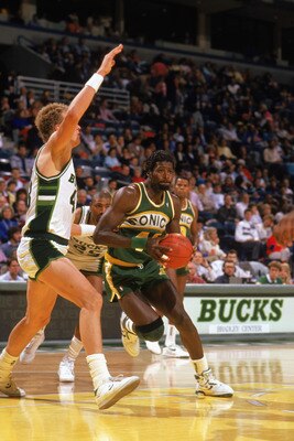 MILWAUKEE - 1988:  Michael Cage #44 of the Seattle Supersonics drives to the basket against Jack Sikma #43 of the Milwaukee Bucks during the 1988-1989 NBA season game at The Bradley Center in Milwaukee, Wisconsin. (Photo by Jonathan Daniel/Getty Images)