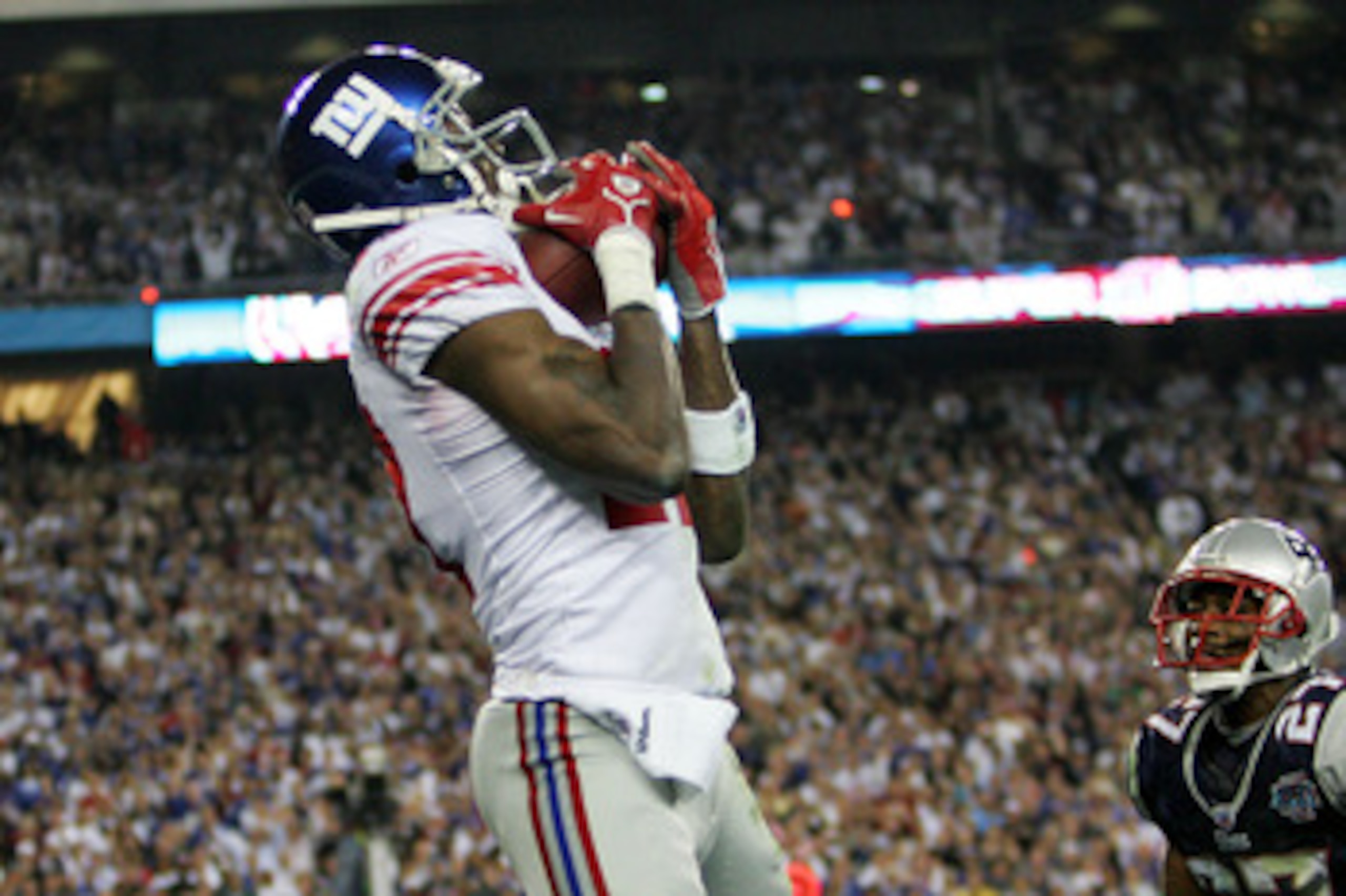 GLENDALE, AZ - FEBRUARY 03:  Wide receiver Plaxico Burress #17 of the New York Giants catches a 13-yard touchdown pass in the fourth quarter over Ellis Hobbs #27 of the New England Patriots during Super Bowl XLII on February 3, 2008 at the University of P