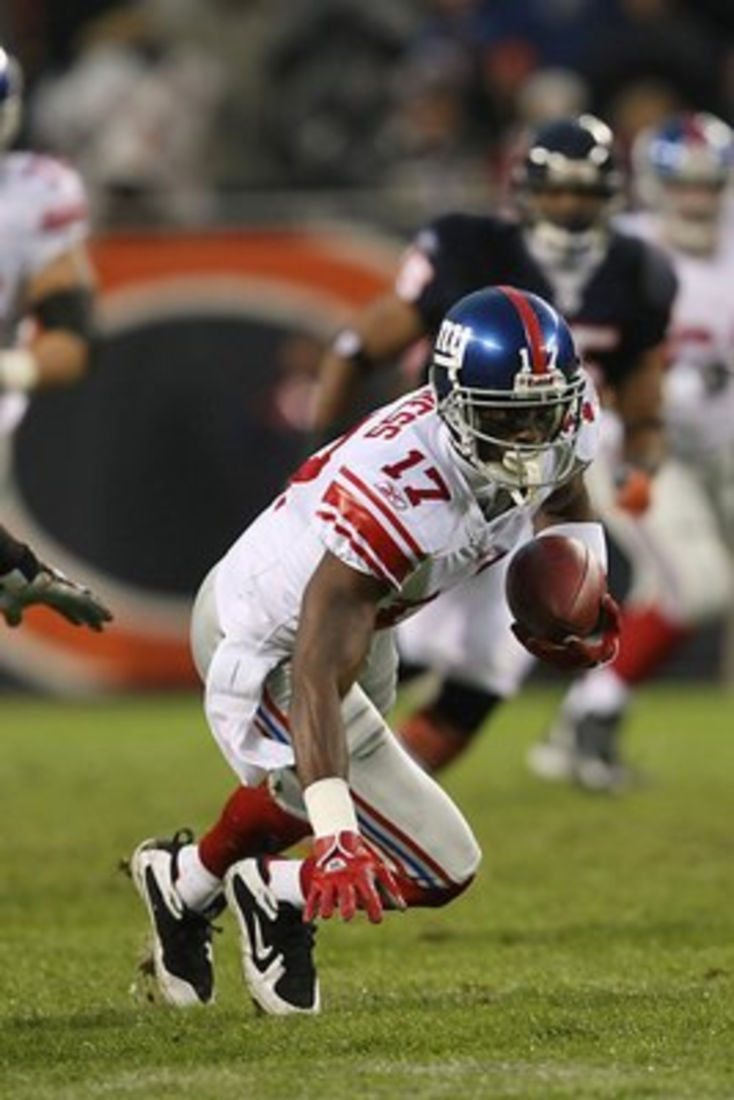 CHICAGO - DECEMBER 2:  Plaxico Burress #17 of the New York Giants carries the ball during the NFL game against the Chicago Bears at Soldier Field on December 2, 2007 in Chicago, Illinois. (Photo by Jonathan Daniel/Getty Images)