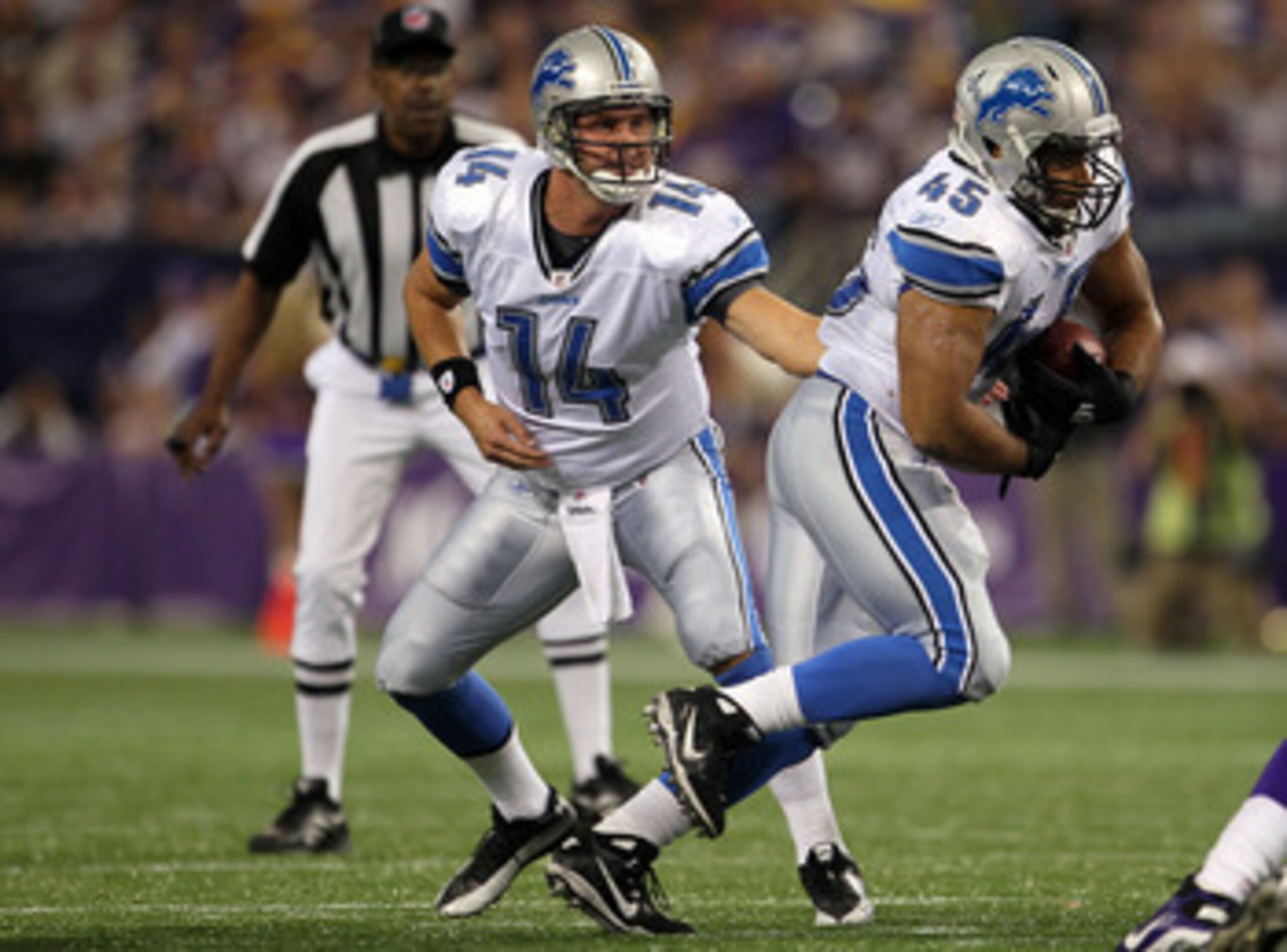 MINNEAPOLIS - SEPTEMBER 26:  Quarterback Shaun Hill #14 of the Detroit Lions hands off to Jerome Felton #45 against the Minnesota Vikings during the game at Hubert H. Humphrey Metrodome on September 26, 2010 in Minneapolis, Minnesota.  (Photo by Jeff Gros