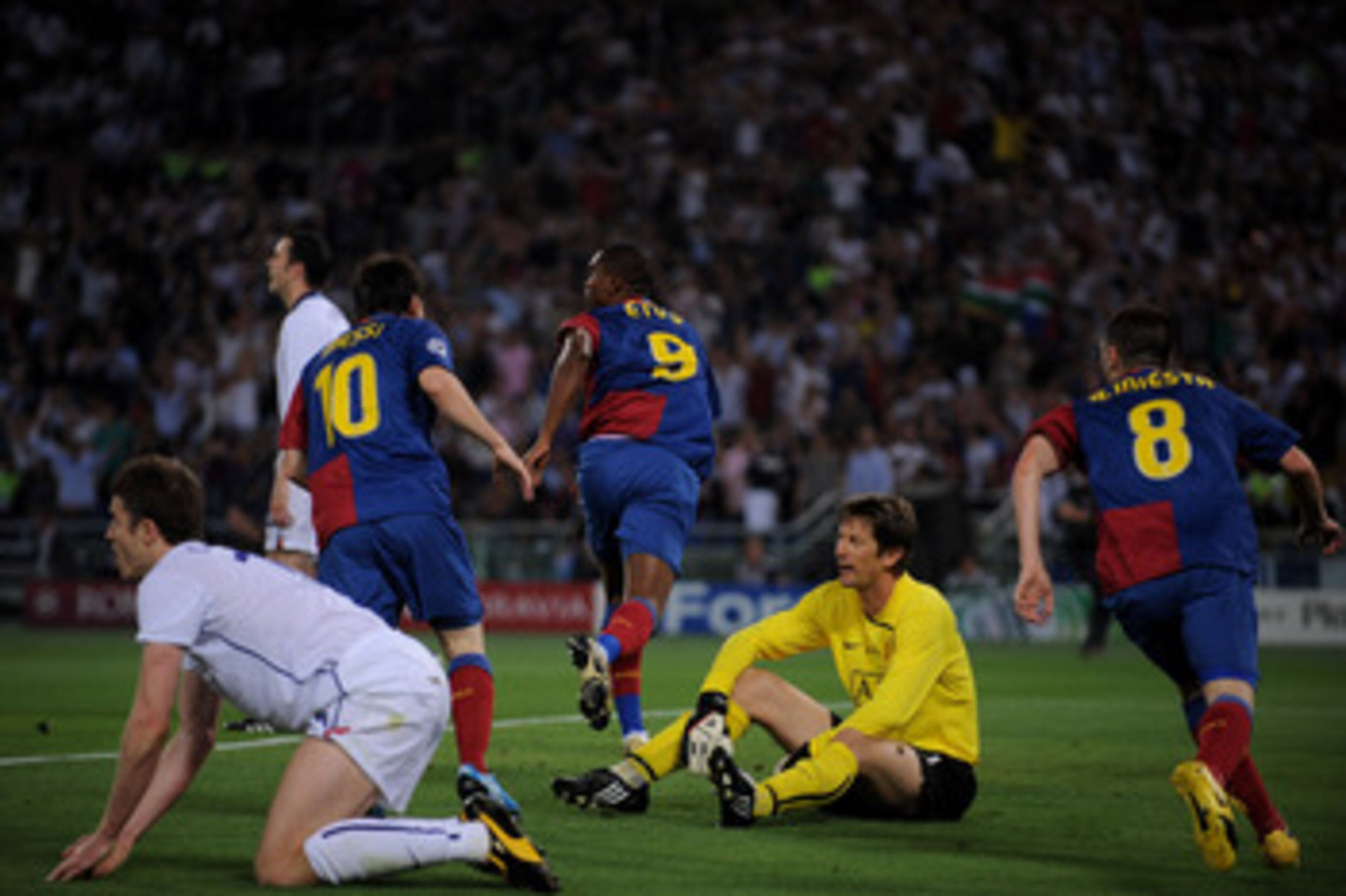 ROME - MAY 27:  Edwin van der Saar the Manchester United goalkeeper looks dejected after the first goal during the UEFA Champions League Final match between Barcelona and Manchester United at the Stadio Olimpico on May 27, 2009 in Rome, Italy.  (Photo by