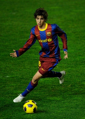 BARCELONA, SPAIN - JANUARY 08:  Sergi Roberto of FC Barcelona B runs with the ball during the La Liga Adelante match between FC Barcelona B and Girona at Mini Estadi on January 8, 2011 in Barcelona, Spain.  (Photo by David Ramos/Getty Images)