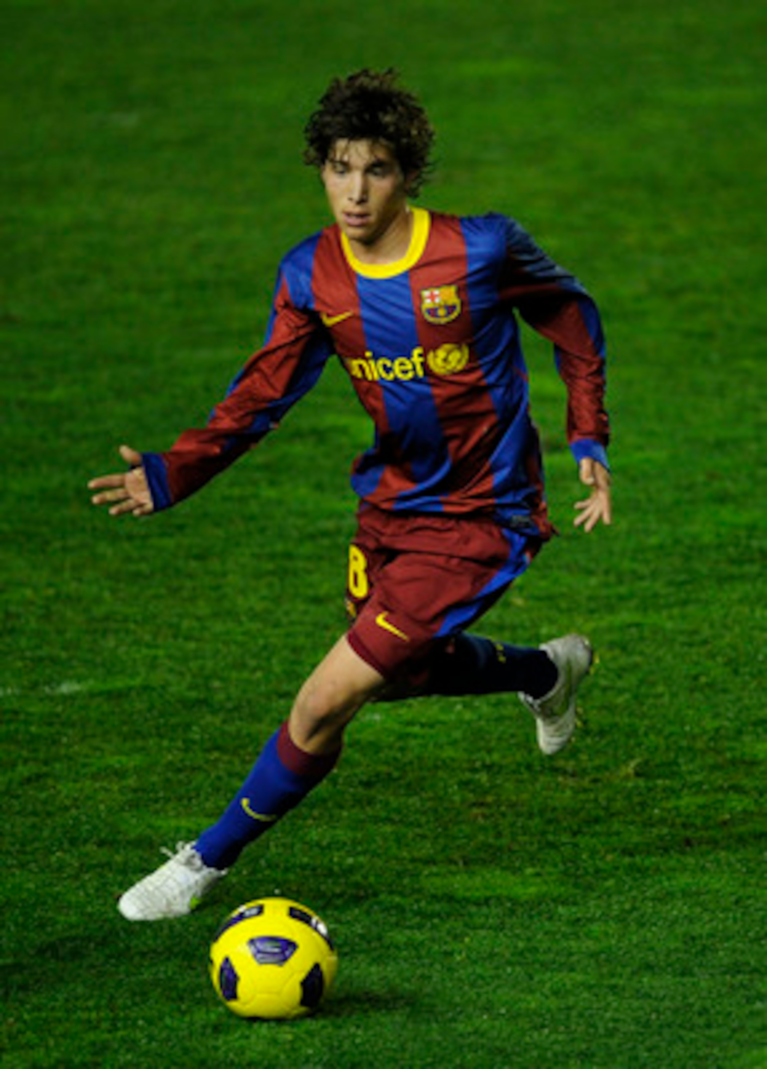 BARCELONA, SPAIN - JANUARY 08:  Sergi Roberto of FC Barcelona B runs with the ball during the La Liga Adelante match between FC Barcelona B and Girona at Mini Estadi on January 8, 2011 in Barcelona, Spain.  (Photo by David Ramos/Getty Images)