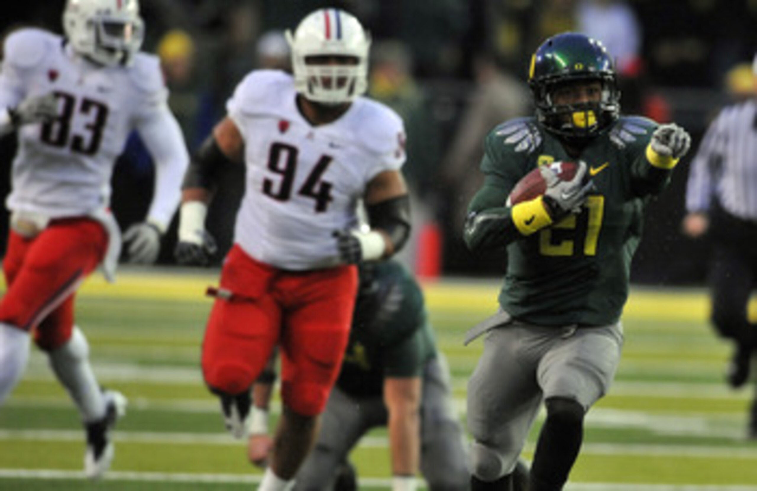 EUGENE, OR - NOVEMBER 26: Running back LaMichael James #21 of the Oregon Ducks points his way as he runs with the ball in the first quarter of the game against the Arizona Wildcats at Autzen Stadium on November 26, 2010 in Eugene, Oregon. The Ducks won th EUGENE, OR - NOVEMBER 26: Running back LaMichael James #21 of the Oregon Ducks points his way as he runs with the ball in the first quarter of the game against the Arizona Wildcats at Autzen Stadium on November 26, 2010 in Eugene, Oregon. The Ducks won th