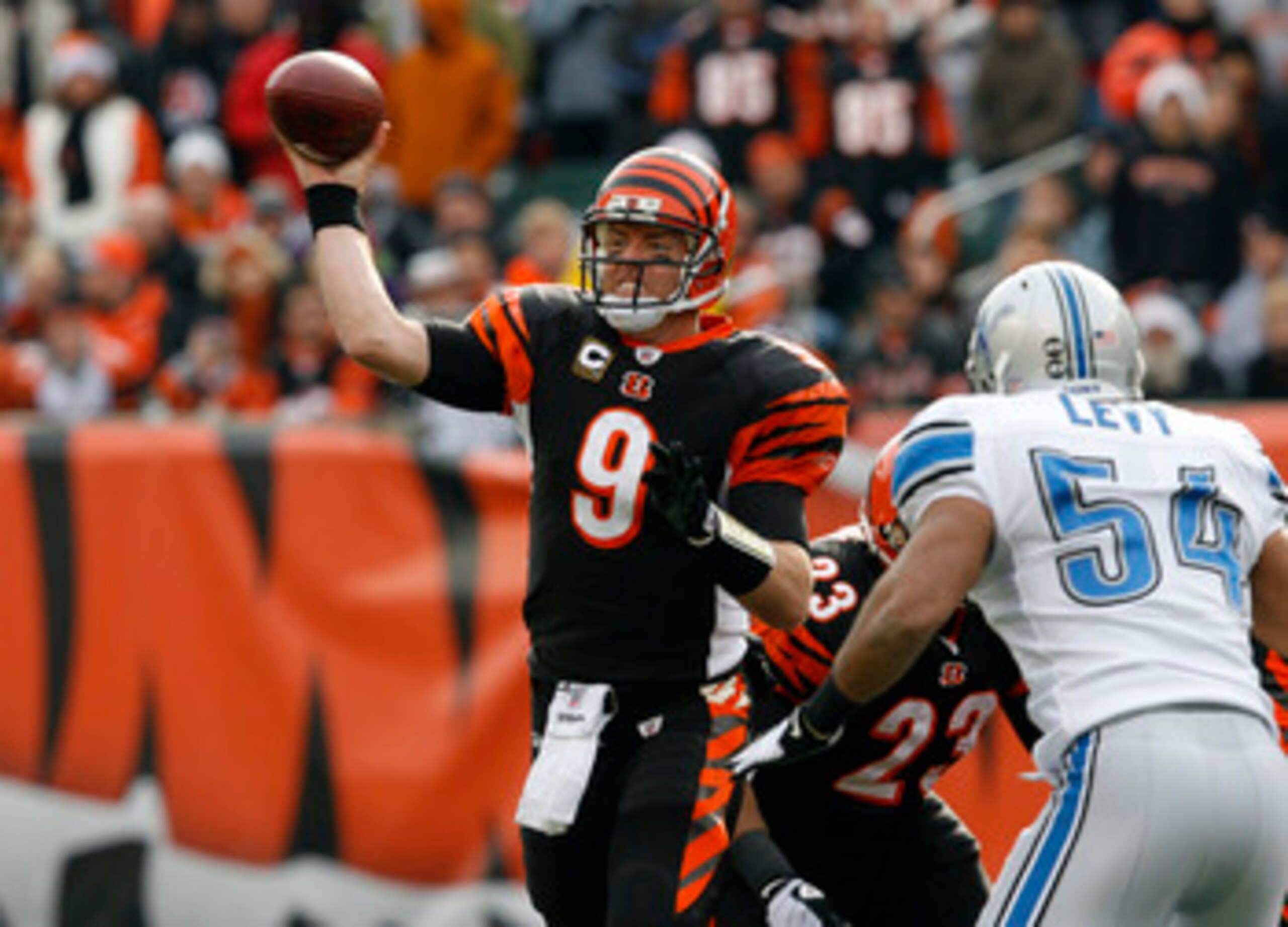CINCINNATI, OH - DECEMBER 6: Carson Palmer #9 of the Cincinnati Bengals throws under pressure from DeAndre Levy #54 of the Detroit Lions in their NFL game at Paul Brown Stadium December 6, 2009 in Cincinnati, Ohio.    (Photo by John Sommers II/Getty Image