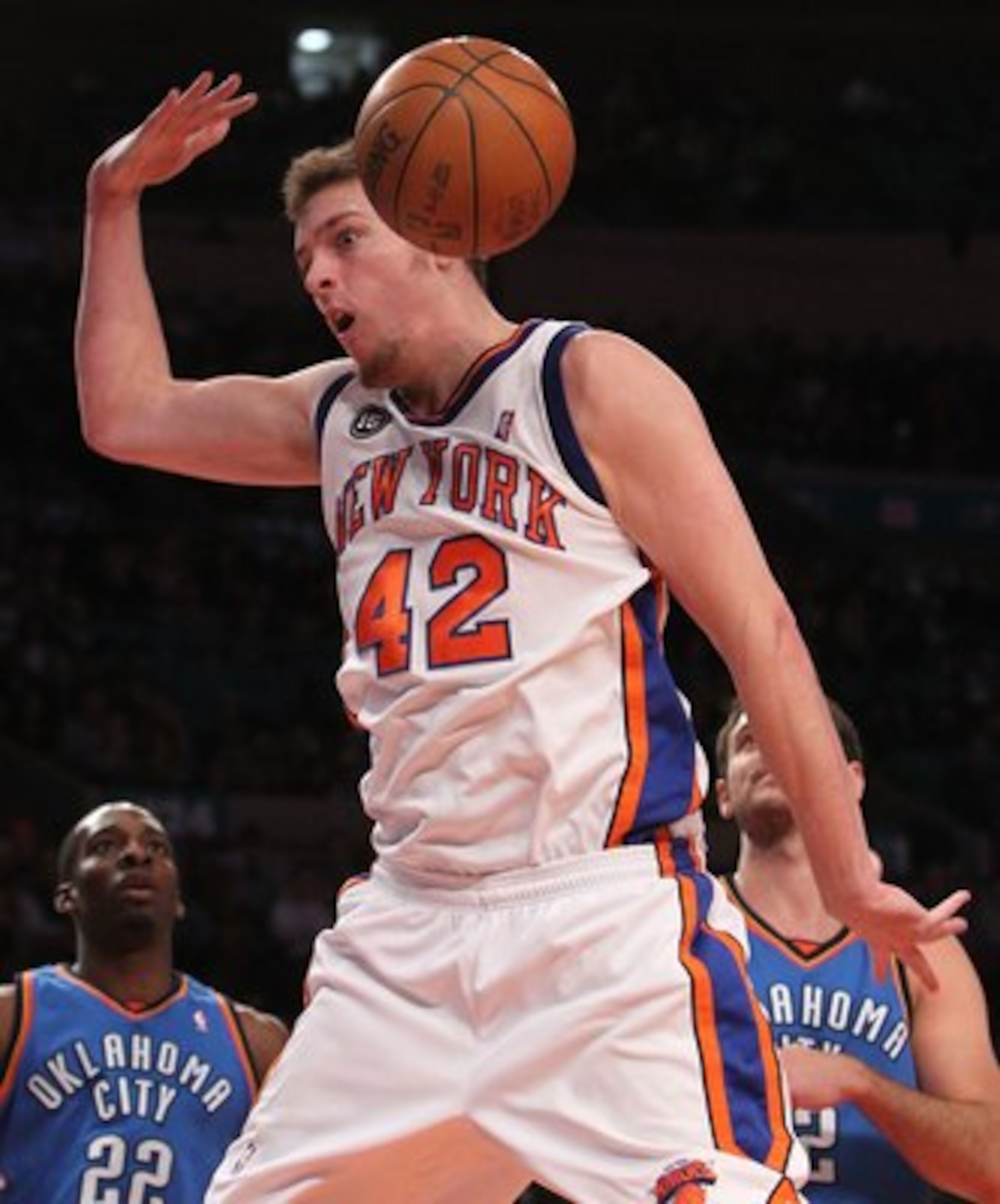 NEW YORK - FEBRUARY 20: David Lee #42 of the New York Knicks dunks the ball against the Oklahoma City Thunder at Madison Square Garden on February 20, 2010 in New York, New York. NOTE TO USER: User expressly acknowledges and agrees that, by downloading a NEW YORK - FEBRUARY 20: David Lee #42 of the New York Knicks dunks the ball against the Oklahoma City Thunder at Madison Square Garden on February 20, 2010 in New York, New York. NOTE TO USER: User expressly acknowledges and agrees that, by downloading a