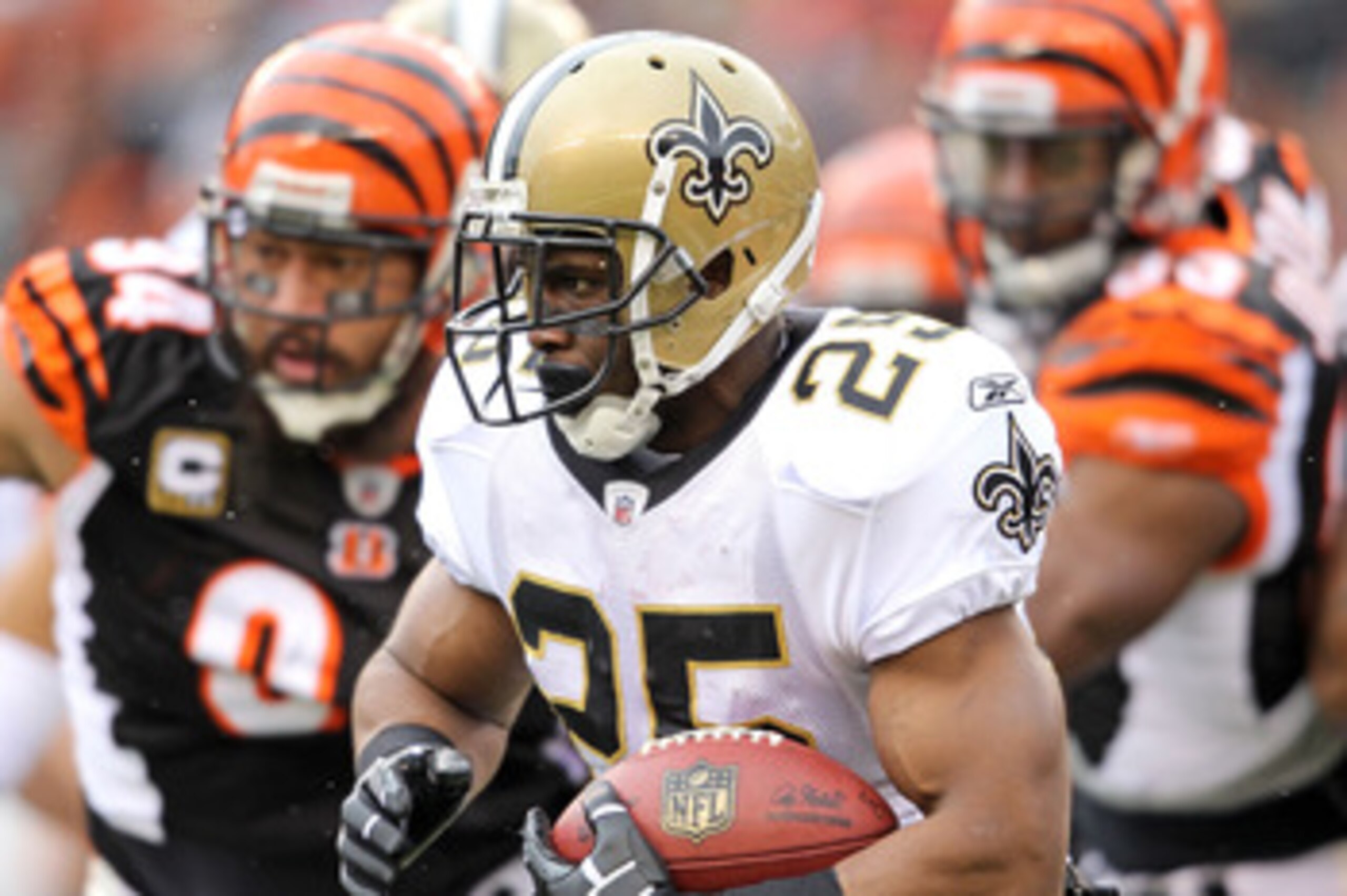 CINCINNATI, OH - DECEMBER 05:  Reggie Bush #25 of the New Orleans Saints runs with the ball during the NFL game against the Cincinnati Bengals at Paul Brown Stadium on December 5, 2010 in Cincinnati, Ohio.  The Saints won 34-30.  (Photo by Andy Lyons/Gett