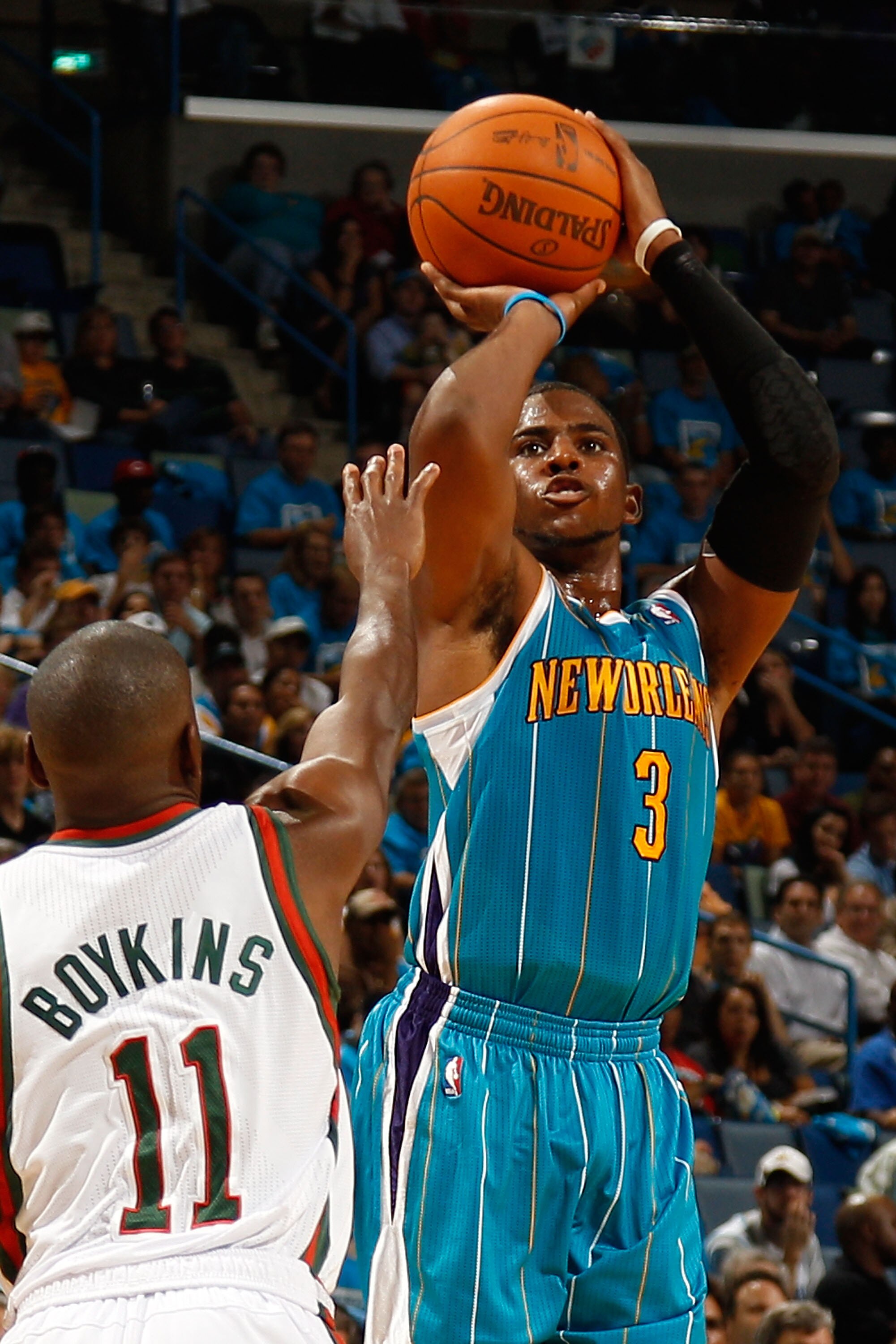 NEW ORLEANS - OCTOBER 27:  Chris Paul #3 of the New Orleans Hornets shoots the ball against the Milwaukee Bucks on October 27, 2010 in New Orleans, Louisiana.  NOTE TO USER: User expressly acknowledges and agrees that, by downloading and or using this pho