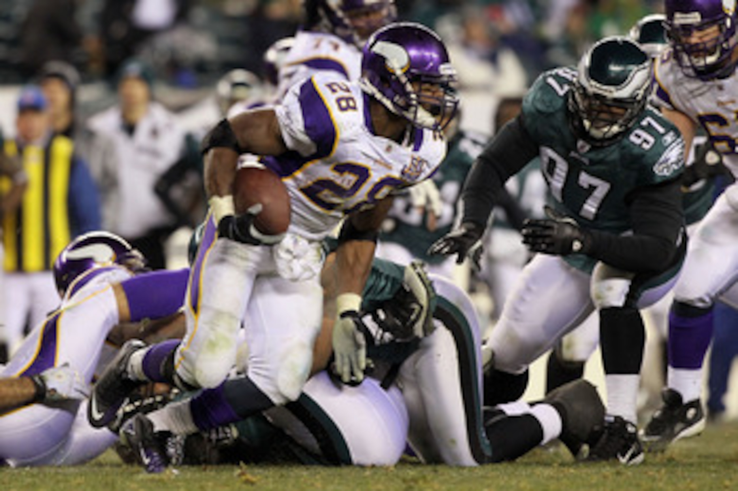 PHILADELPHIA, PA - DECEMBER 28:  Adrian Peterson #28 of the Minnesota Vikings runs against the Philadelphia Eagles at Lincoln Financial Field on December 26, 2010 in Philadelphia, Pennsylvania.  (Photo by Jim McIsaac/Getty Images)