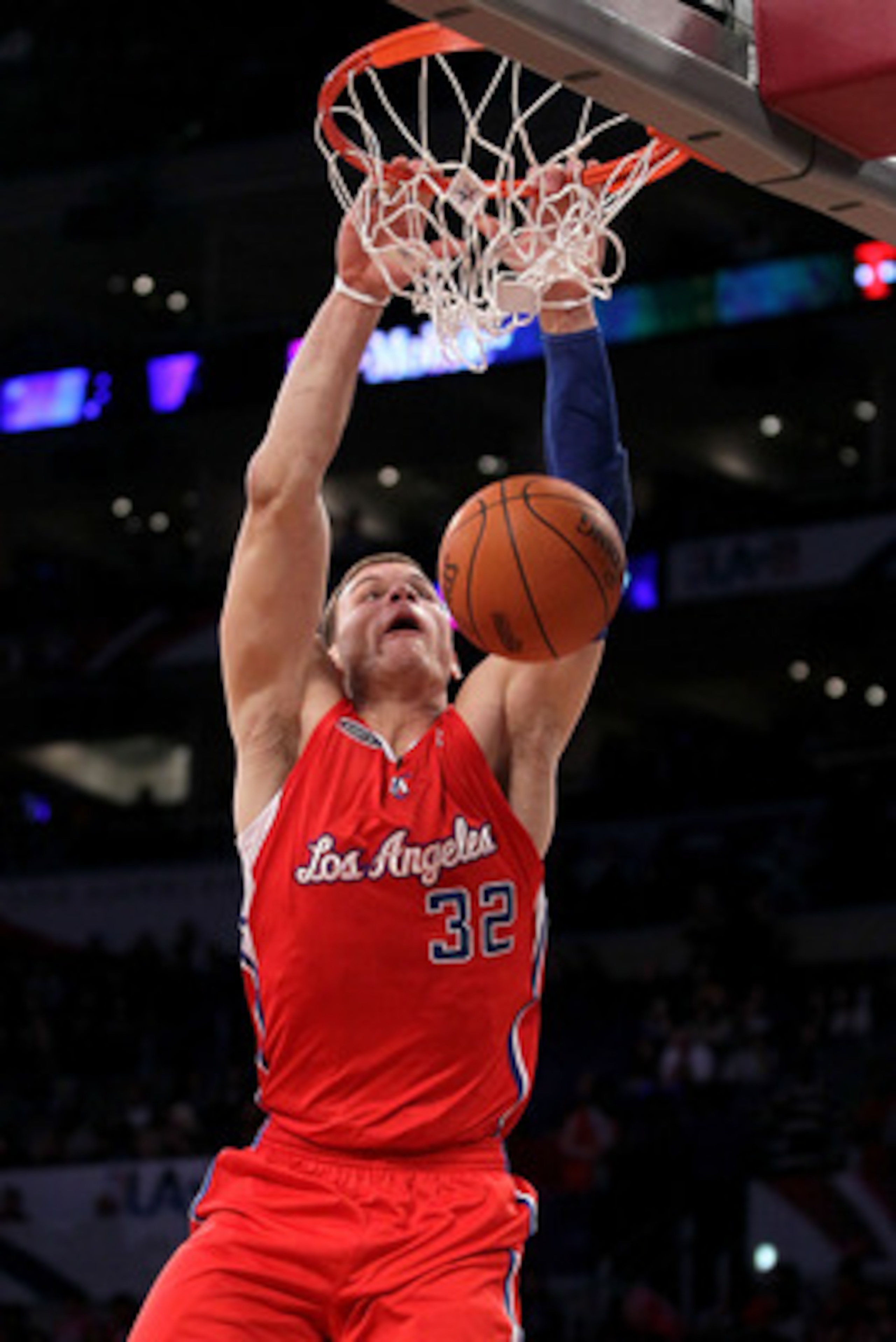 LOS ANGELES, CA - FEBRUARY 18:  Blake Griffin #32 of the Los Angeles Clippers and the Rookie Team dunks the ball in the first half against the Sophomore Team during the T-Mobile Rookie Challenge and Youth Jam at Staples Center on February 18, 2011 in Los