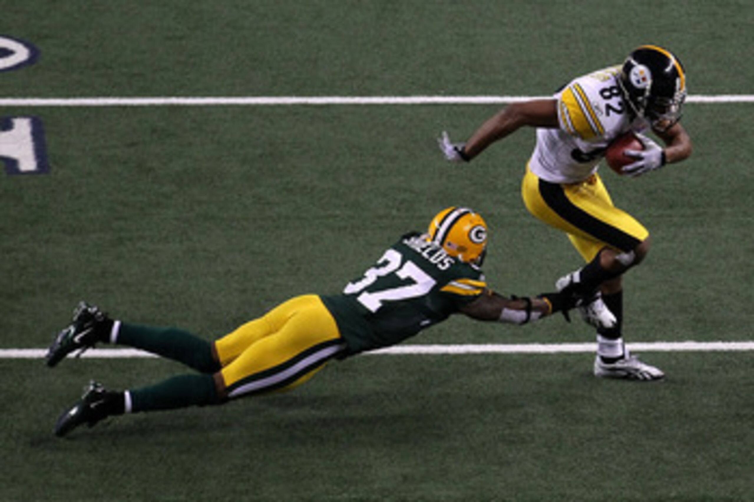 ARLINGTON, TX - FEBRUARY 06: Mike Wallace #17 of the Pittsburgh Steelers runs for 25-yard touchdown after catching a pass against Sam Shields #37 of the Green Bay Packers during the fourth quarter of Super Bowl XLV at Cowboys Stadium on February 6, 2011 ARLINGTON, TX - FEBRUARY 06: Mike Wallace #17 of the Pittsburgh Steelers runs for 25-yard touchdown after catching a pass against Sam Shields #37 of the Green Bay Packers during the fourth quarter of Super Bowl XLV at Cowboys Stadium on February 6, 2011