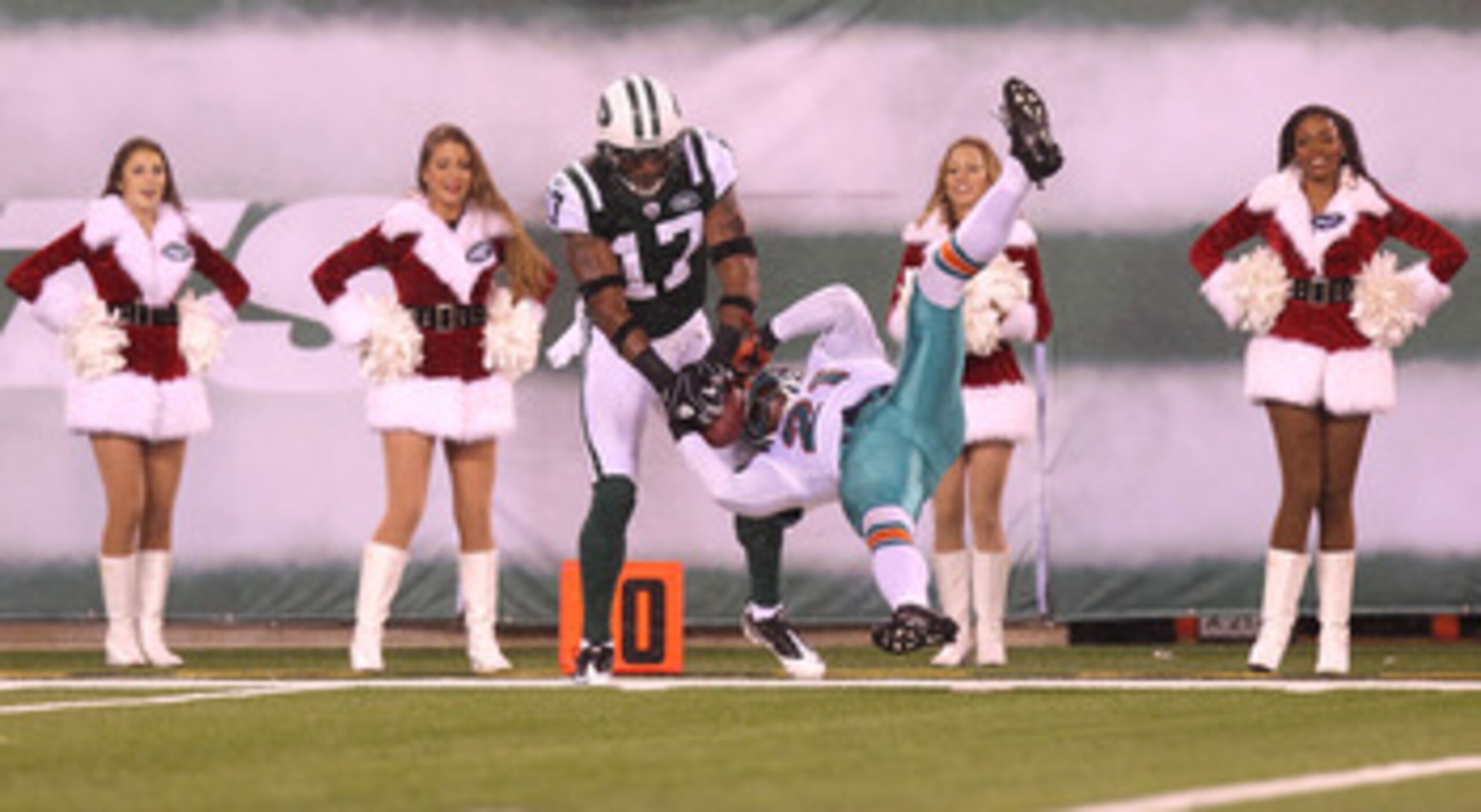 EAST RUTHERFORD, NJ - DECEMBER 12: Braylon Edwards #17 of the New York Jets has his reception broken up by Vontae Davis #21 of the Miami Dolphins at New Meadowlands Stadium on December 12, 2010 in East Rutherford, New Jersey. (Photo by Nick Laham/Getty I EAST RUTHERFORD, NJ - DECEMBER 12: Braylon Edwards #17 of the New York Jets has his reception broken up by Vontae Davis #21 of the Miami Dolphins at New Meadowlands Stadium on December 12, 2010 in East Rutherford, New Jersey. (Photo by Nick Laham/Getty I