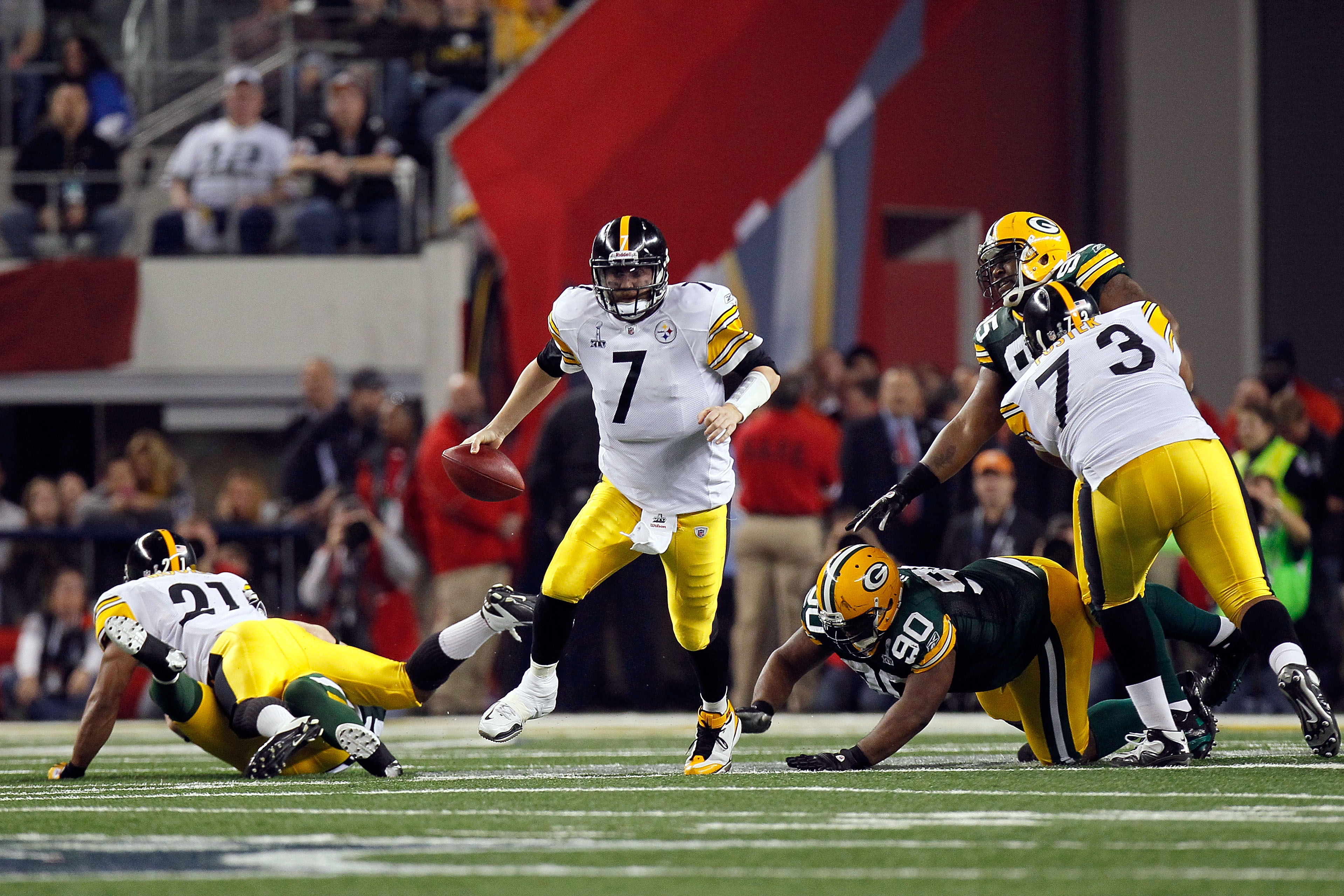 ARLINGTON, TX - FEBRUARY 06:  Quarterback Ben Roethlisberger #7 of the Pittsburgh Steelers runs the ball against the Green Bay Packers during Super Bowl XLV at Cowboys Stadium on February 6, 2011 in Arlington, Texas. The Packers won 31-25.  (Photo by Kevi