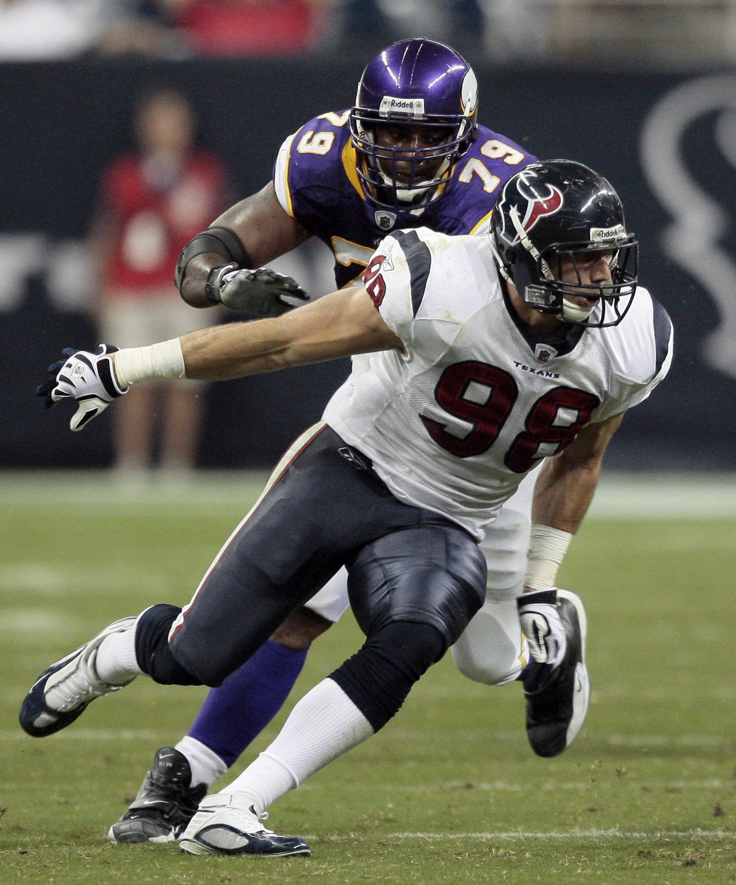 HOUSTON - AUGUST 31:  Defensive end Connor Barwin #98 of the Houston Texans goes around guard Artis Hicks #79 of the Minnesota Vikings at Reliant Stadium on August 31, 2009 in Houston, Texas.  (Photo by Bob Levey/Getty Images)