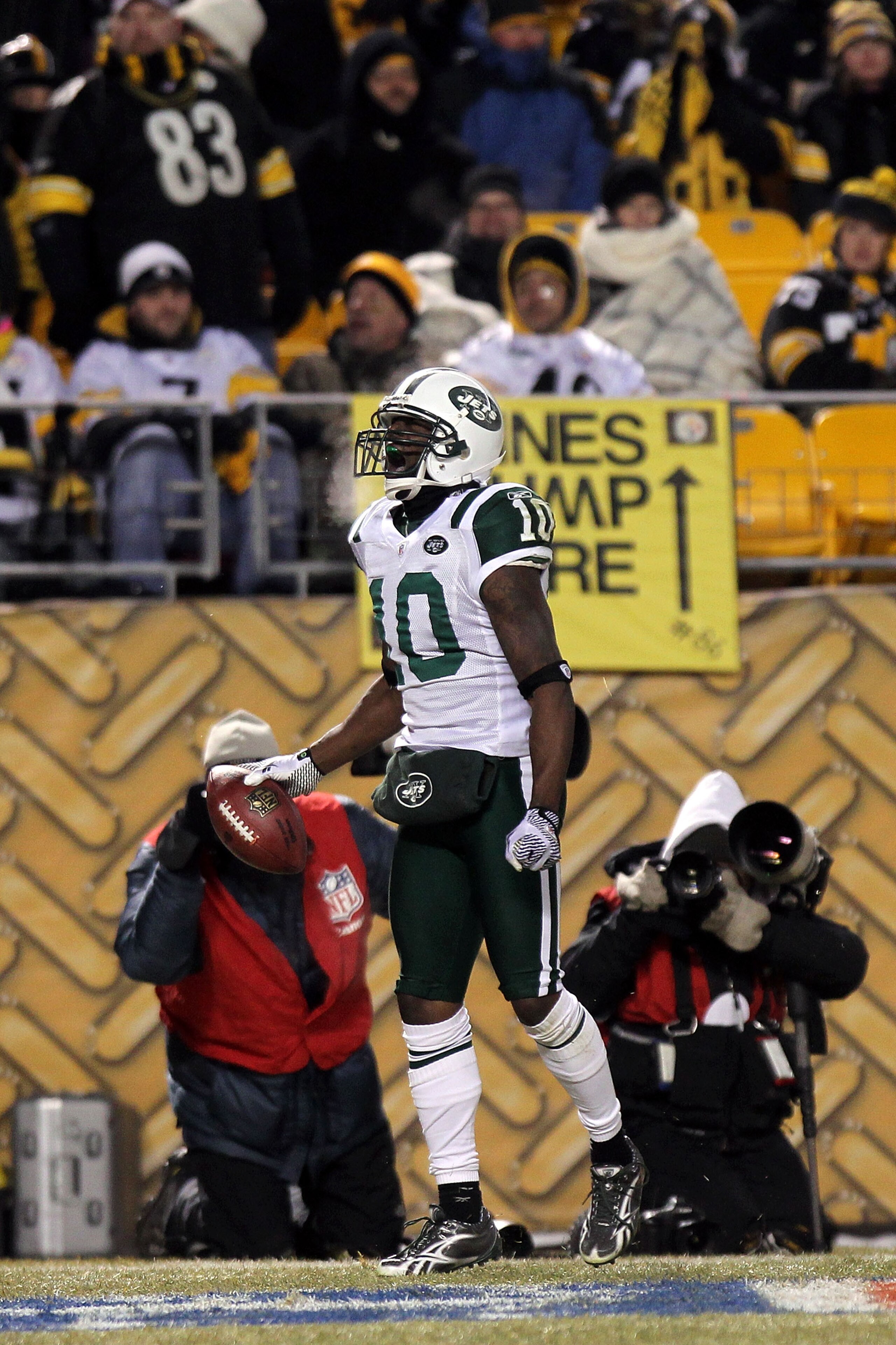 PITTSBURGH, PA - JANUARY 23:  Santonio Holmes #10 of the New York Jets celebrates after he scored a third quarter touchdown against the Pittsburgh Steelers during the 2011 AFC Championship game at Heinz Field on January 23, 2011 in Pittsburgh, Pennsylvani