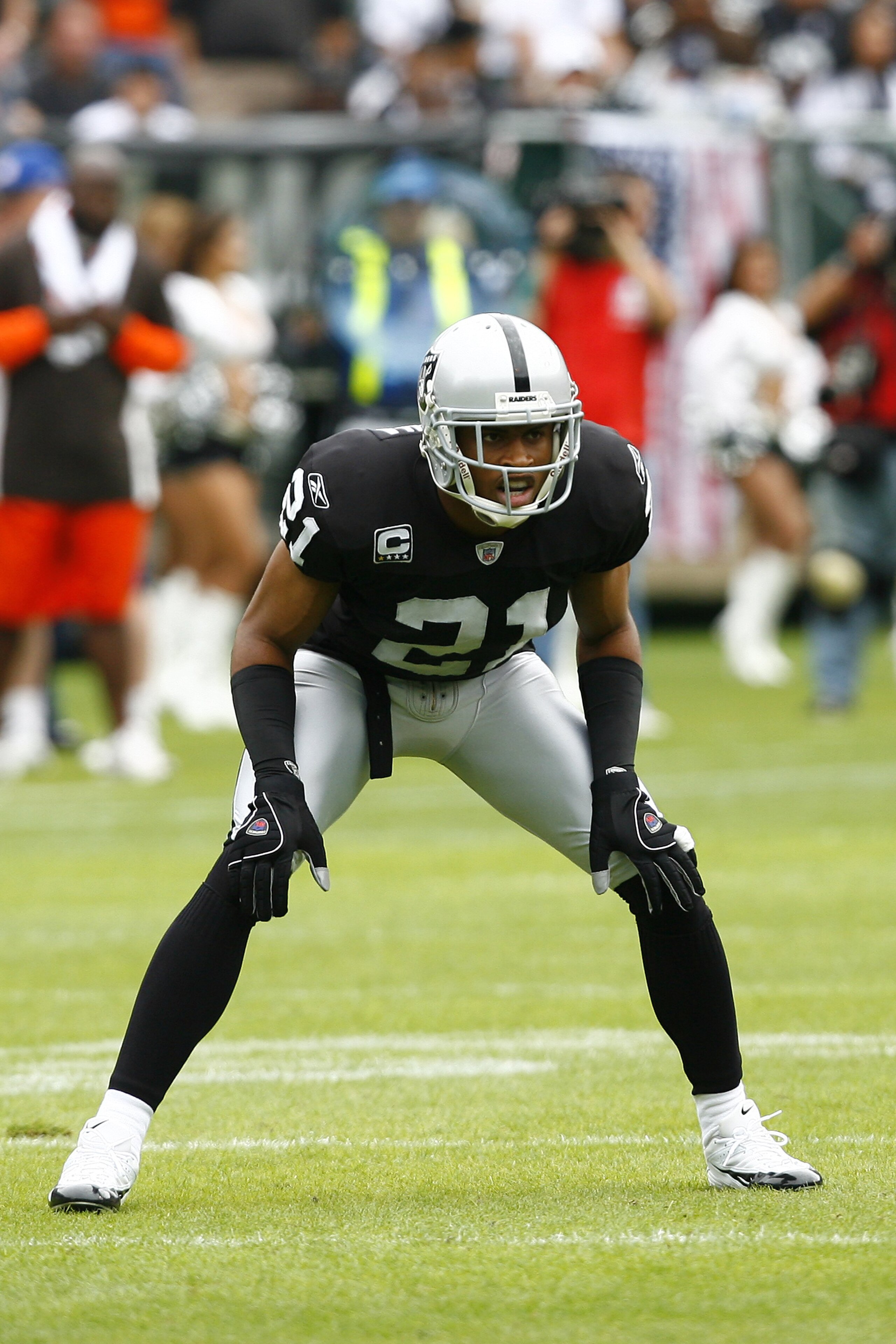 OAKLAND, CA - SEPTEMBER 23:  Cornerback Nnamdi Asomugha #21 of the Oakland Raiders gets set in pass coverage against the Cleveland Browns during a 26-24 win at McAfee Coliseum on September 23, 2007 in Oakland, California.  (Photo by Kevin Terrell/Getty Im