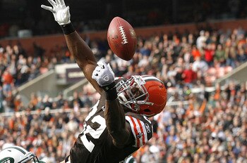 CLEVELAND - NOVEMBER 14: Tight end Benjamin Watson #82 of the Cleveland Browns dives for a pass against safety Jim Leonhard #36 of the New York Jets at Cleveland Browns Stadium on November 14, 2010 in Cleveland, Ohio. (Photo by Matt Sullivan/Getty Image CLEVELAND - NOVEMBER 14: Tight end Benjamin Watson #82 of the Cleveland Browns dives for a pass against safety Jim Leonhard #36 of the New York Jets at Cleveland Browns Stadium on November 14, 2010 in Cleveland, Ohio. (Photo by Matt Sullivan/Getty Image