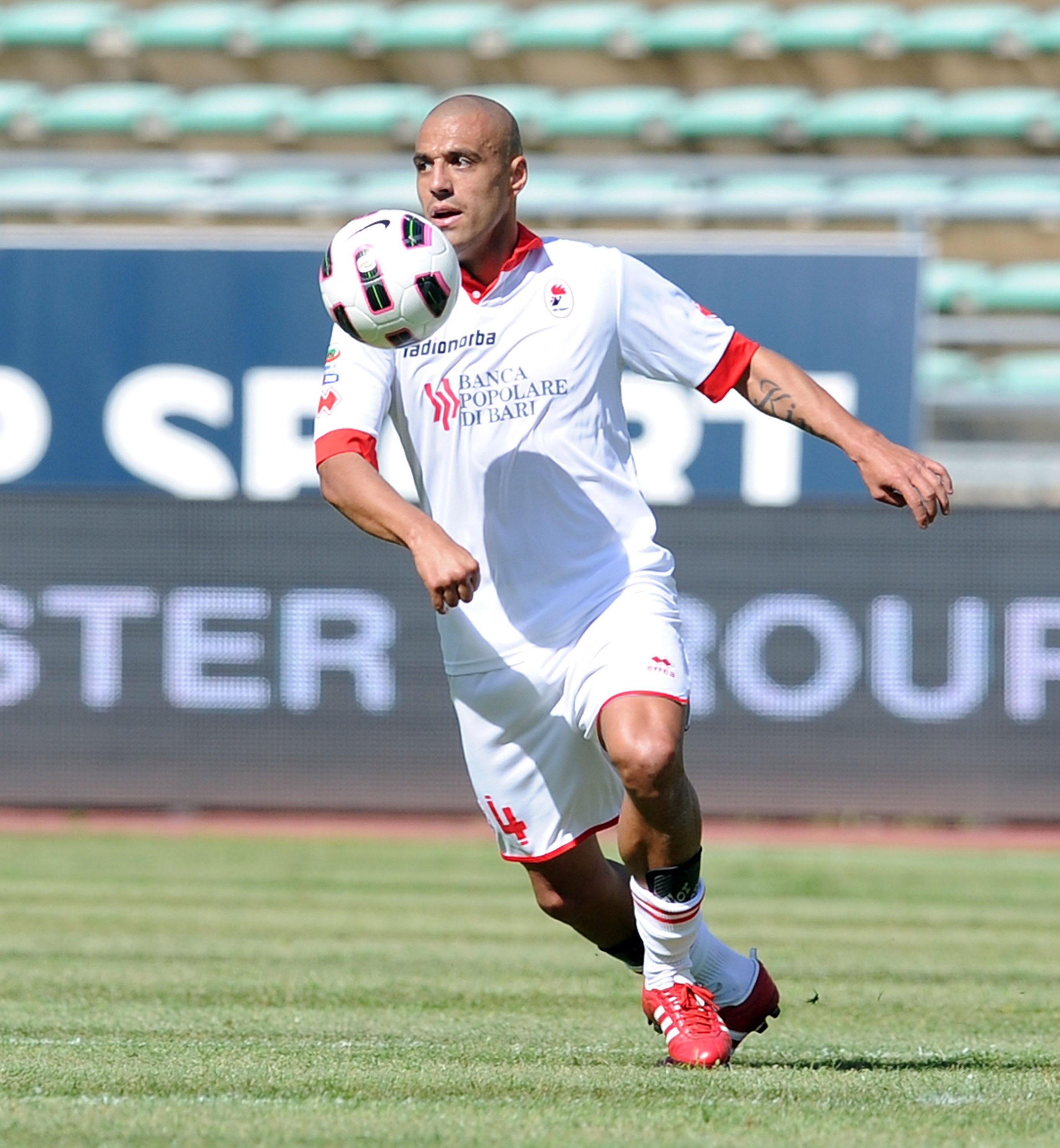 BARI, ITALY - APRIL 23:  Sergio Almiron of Bari in action during the Serie A match between AS Bari and UC Sampdoria at Stadio San Nicola on April 23, 2011 in Bari, Italy.  (Photo by Giuseppe Bellini/Getty Images)