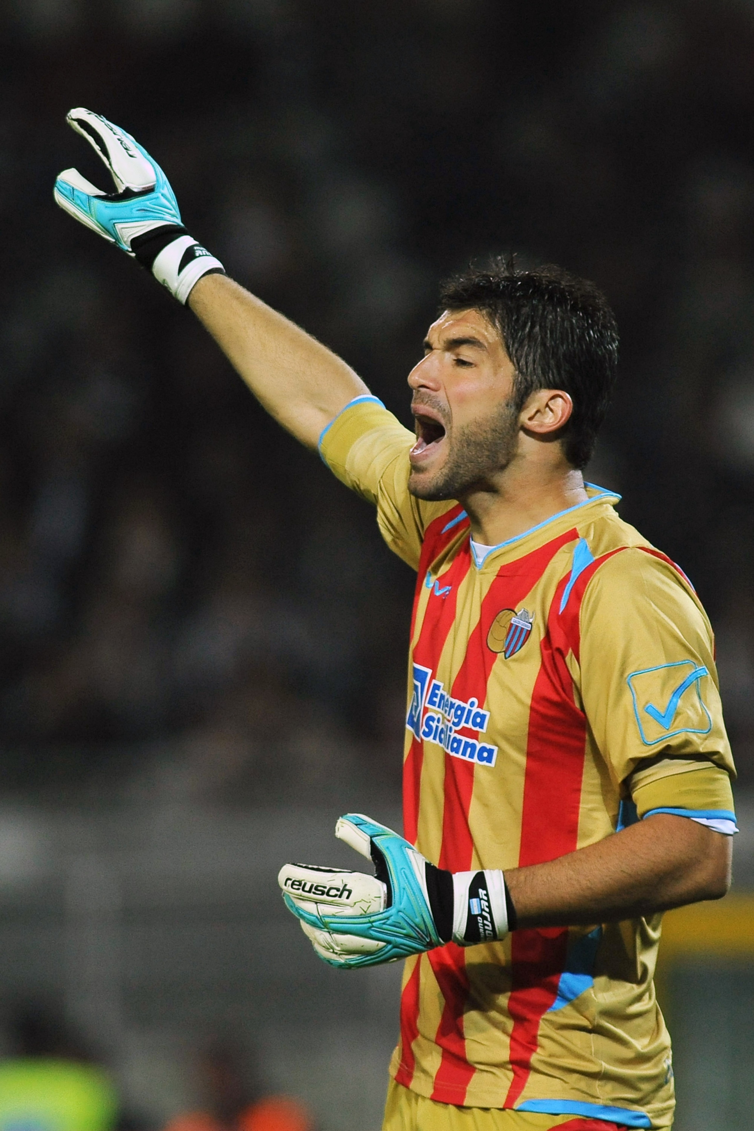 TURIN, ITALY - APRIL 23:  Mariano Gonzalo Andujar of Catania Calcio issues instructions during the Serie A match between Juventus FC and Catania Calcio at Olimpico Stadium on April 23, 2011 in Turin, Italy.  (Photo by Valerio Pennicino/Getty Images)