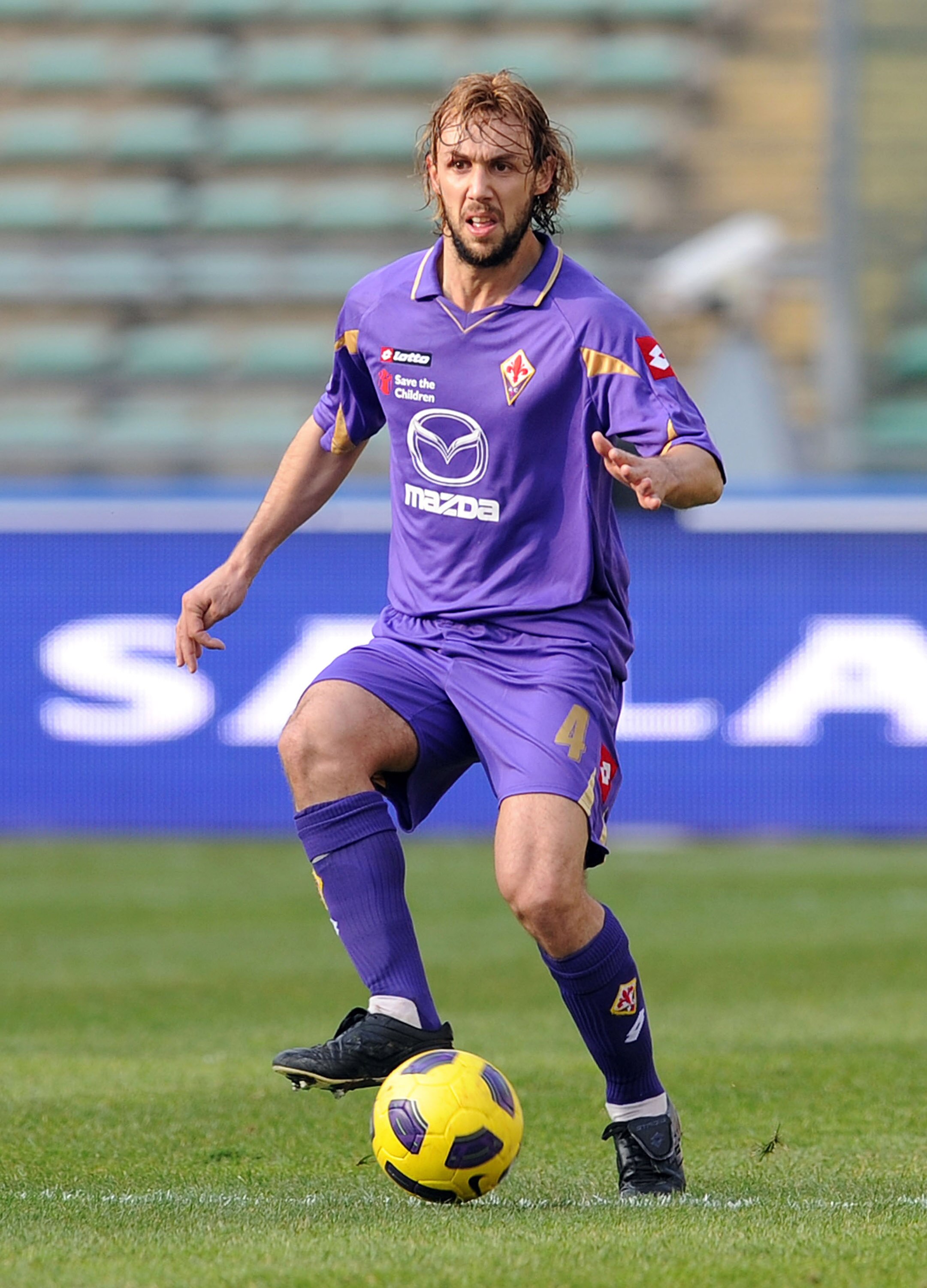 BARI, ITALY - FEBRUARY 27:  Marco Donadel of Fiorentina in action during the Serie A match between AS Bari and ACF Fiorentina at Stadio San Nicola on February 27, 2011 in Bari, Italy.  (Photo by Giuseppe Bellini/Getty Images)