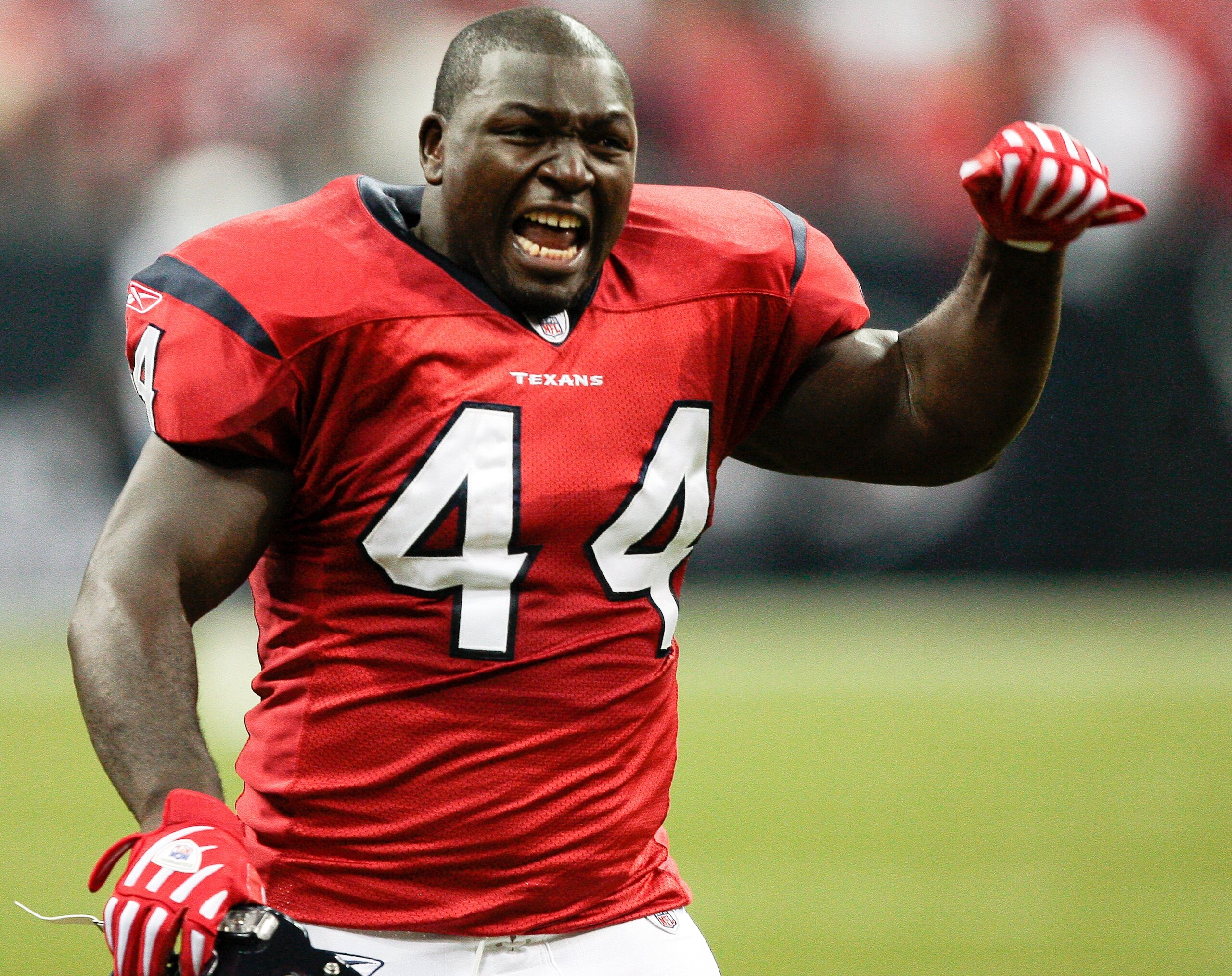HOUSTON - NOVEMBER 23:  Fullback Vonta Leach  #44 of the Houston Texans gets the crowd motivated as the Texans take the field for pre-game warm ups at Reliant Stadium on November 23, 2009 in Houston, Texas.  (Photo by Bob Levey/Getty Images)