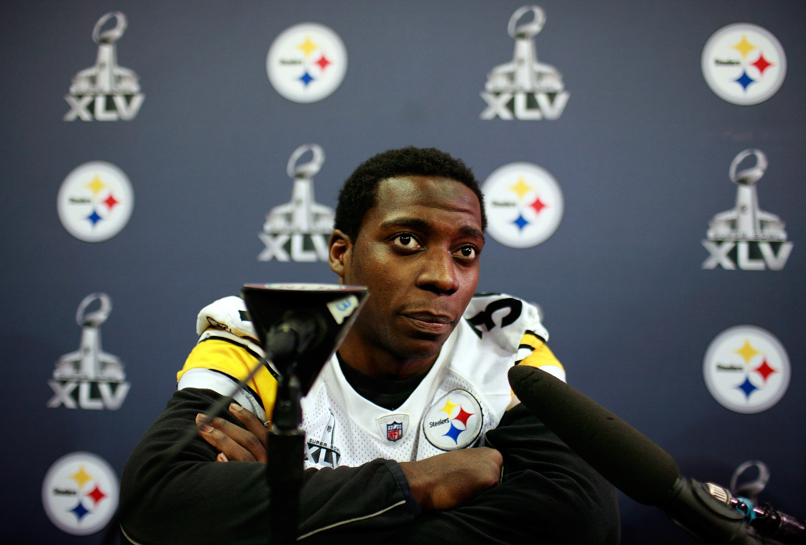 FORT WORTH, TX - FEBRUARY 02:  Runningback Rashard Mendenhall #34 of the Pittsburgh Steelers talks with the media on February 2, 2011 in Fort Worth, Texas. The Pittsburgh Steelers will play the Green Bay Packers in Super Bowl XLV on February 6, 2011 at Co
