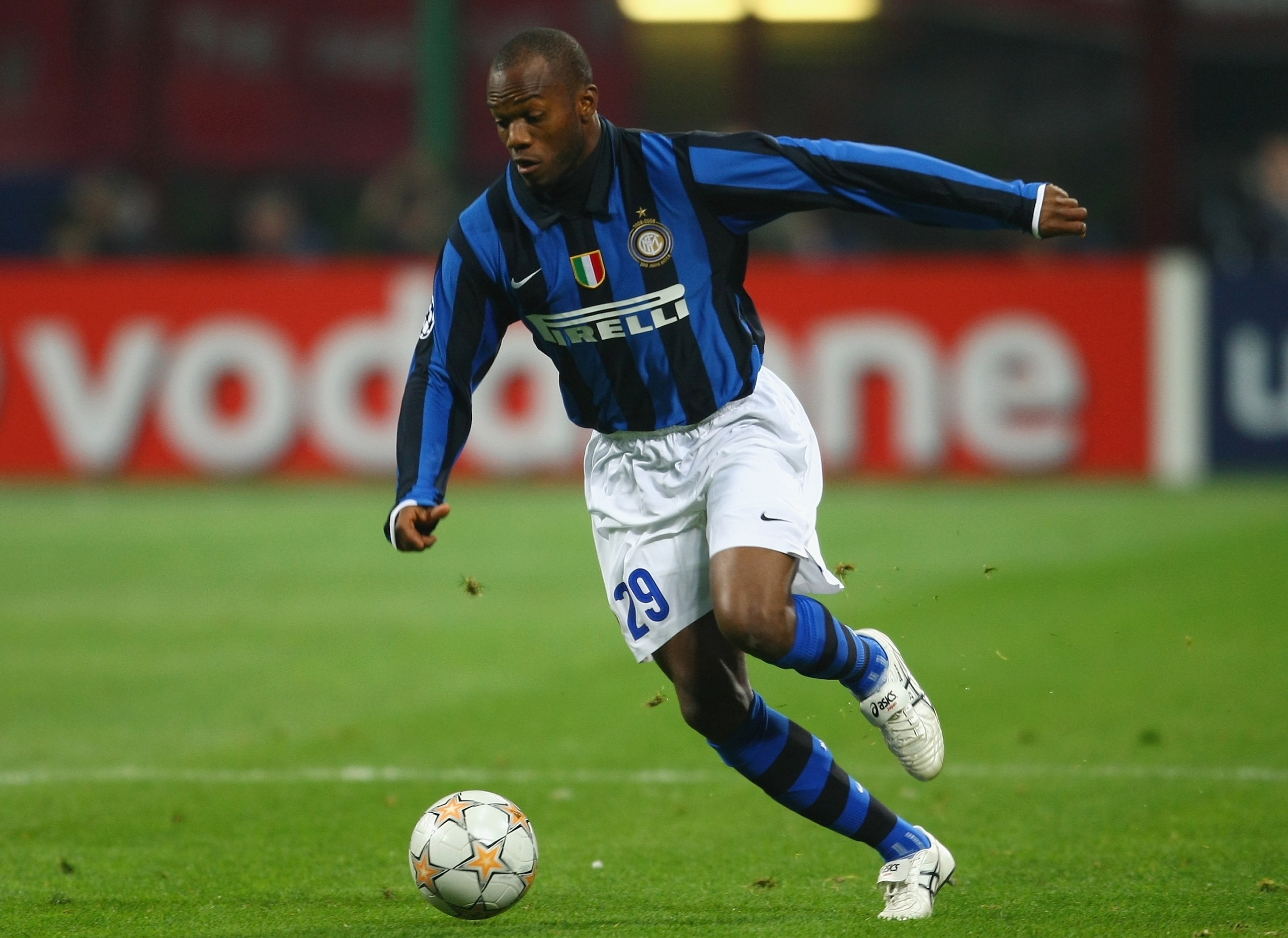 MILAN, ITALY - MARCH 11:  David Suazo of Inter runs with the ball during the UEFA Champions League first knockout round, second leg match between Inter Milan and Liverpool at the San Siro on March 11, 2008 in Milan, Italy.  (Photo by Mike Hewitt/Getty Ima