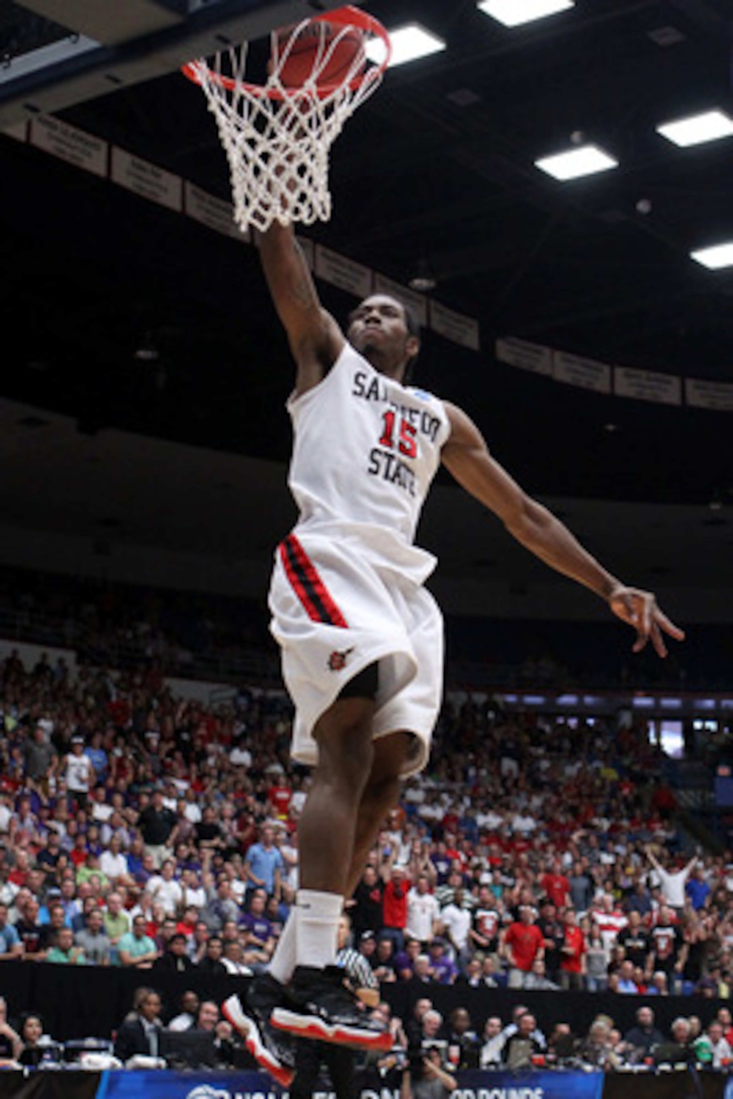 TUCSON, AZ - MARCH 19:  Kawhi Leonard #15 of the San Diego State Aztecs dunks against the Temple Owls during the third round of the 2011 NCAA men's basketball tournament at McKale Center on March 19, 2011 in Tucson, Arizona.  (Photo by Christian Petersen/