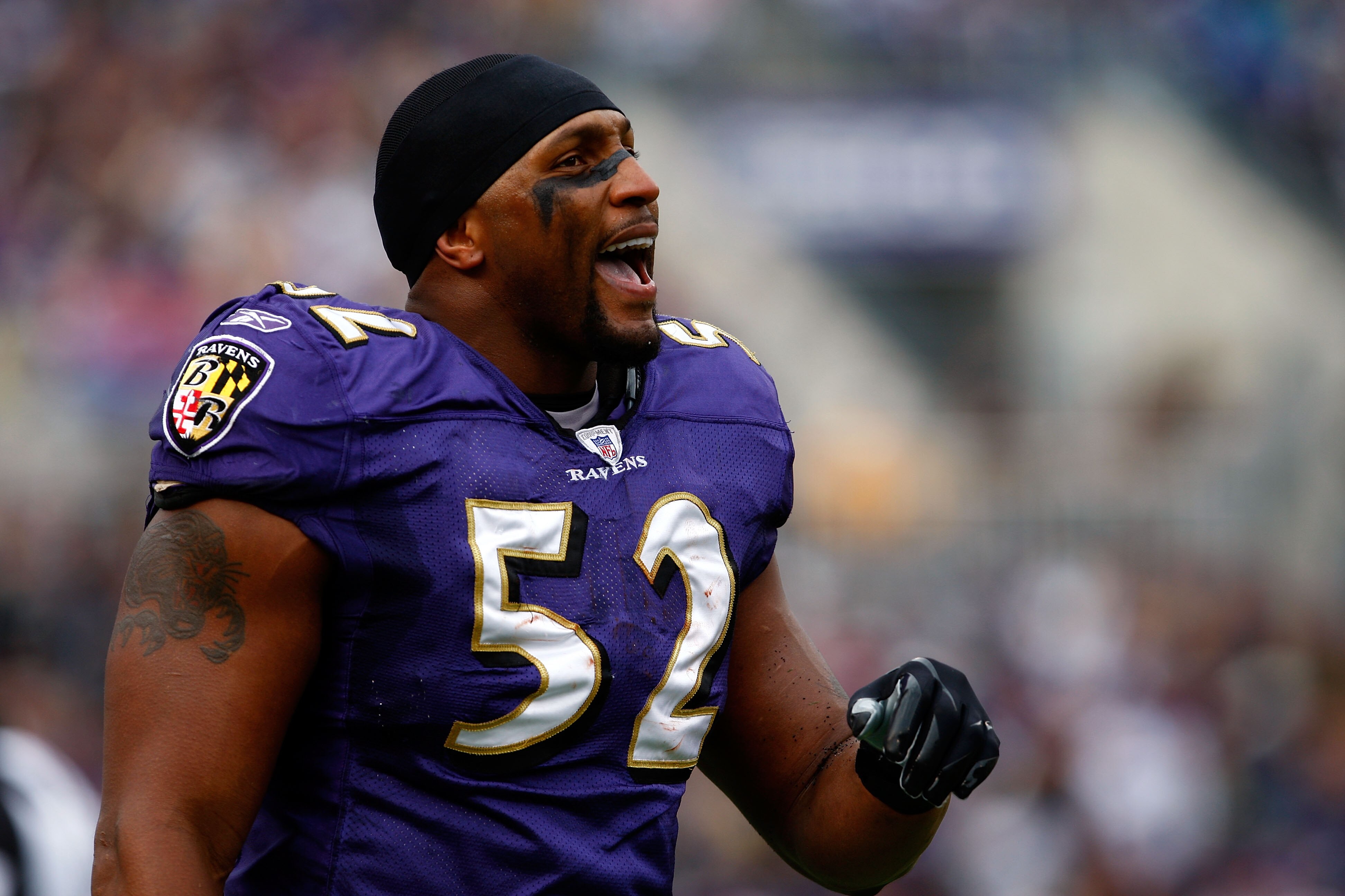 BALTIMORE - NOVEMBER 18:  Ray Lewis #52 of the Baltimore Ravens yells toward teammates during the first half of the game against the Cleveland Browns on November 18, 2007 at M&T Bank Stadium in Baltimore, Maryland.  (Photo by Jamie Squire/Getty Images)